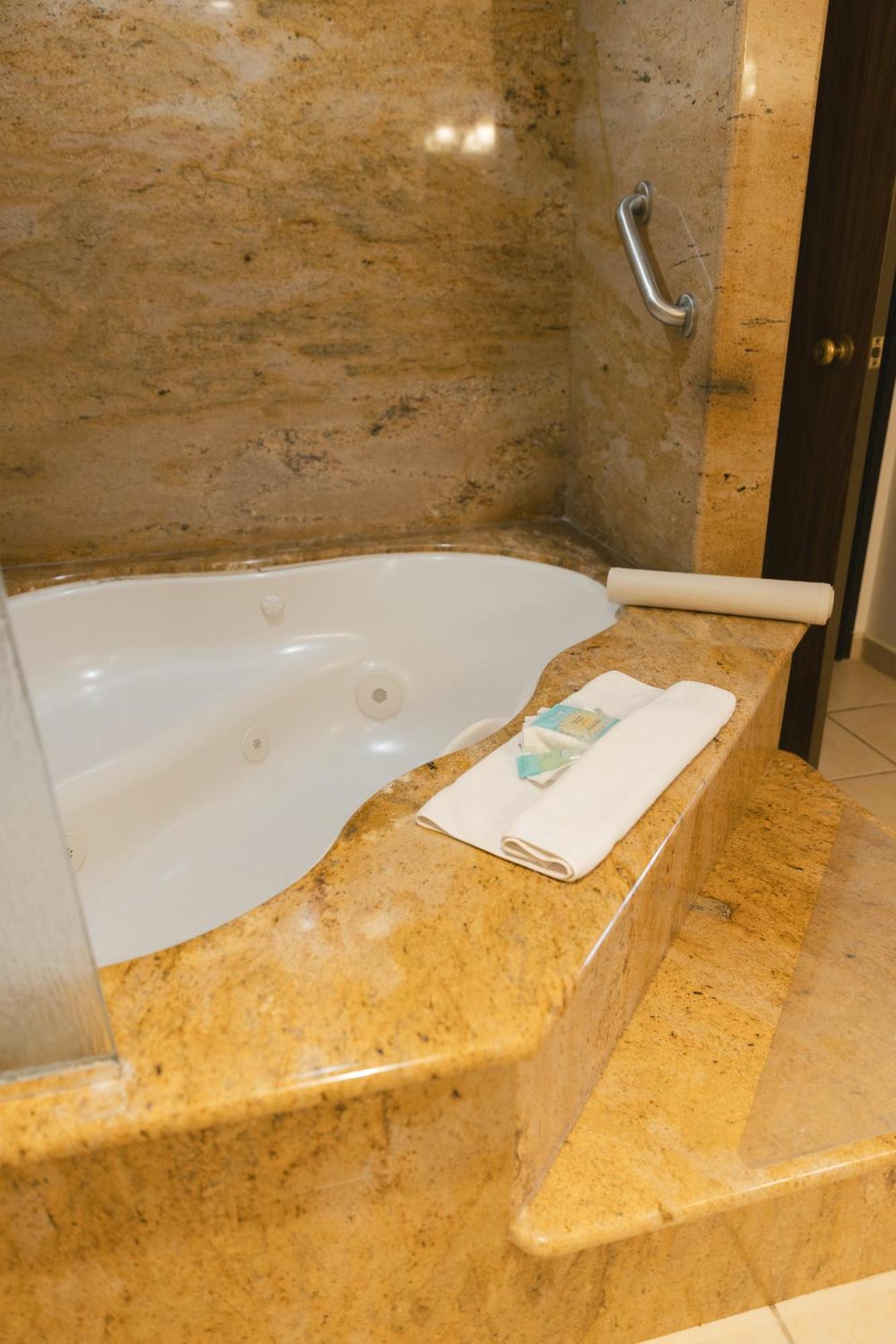Executive Tower, Corner Grand Suite, 1 King Bed