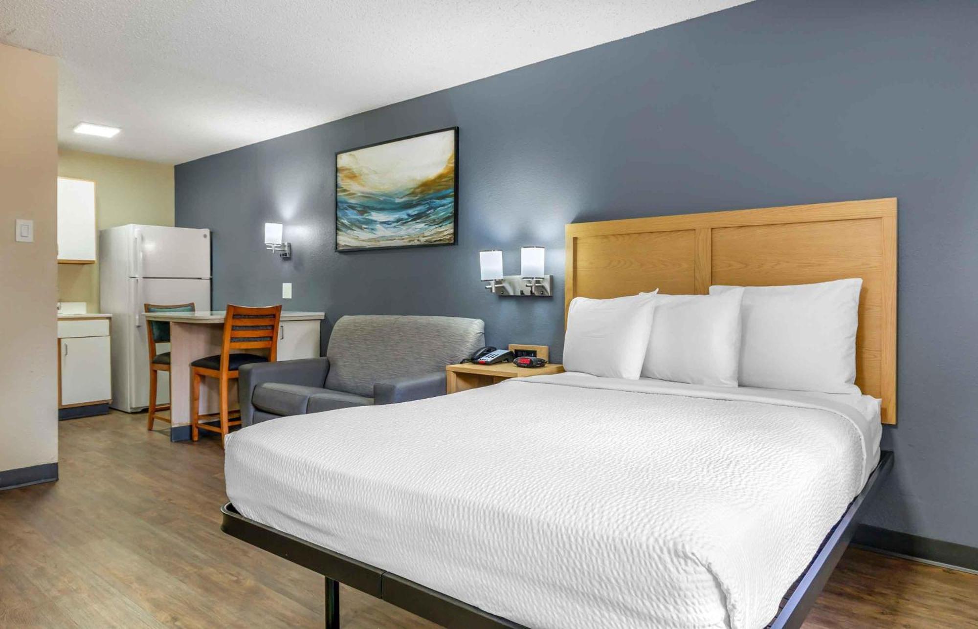 Deluxe Studio with 1 Queen Bed - Non-Smoking