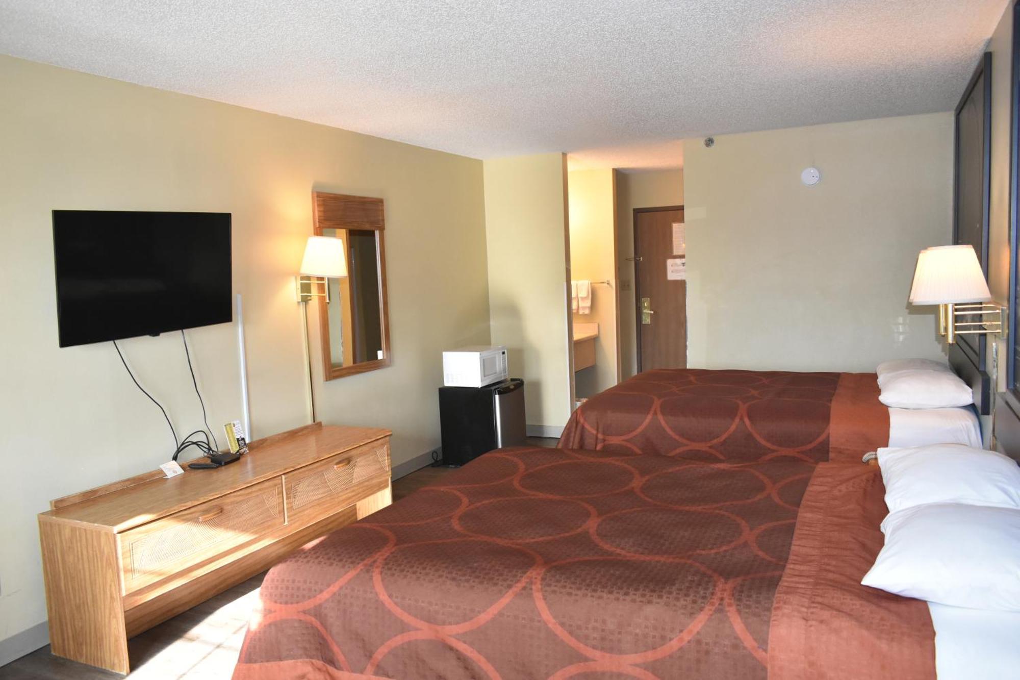 Queen Room Bath Tub Mobility Accessible or Non-Smoking