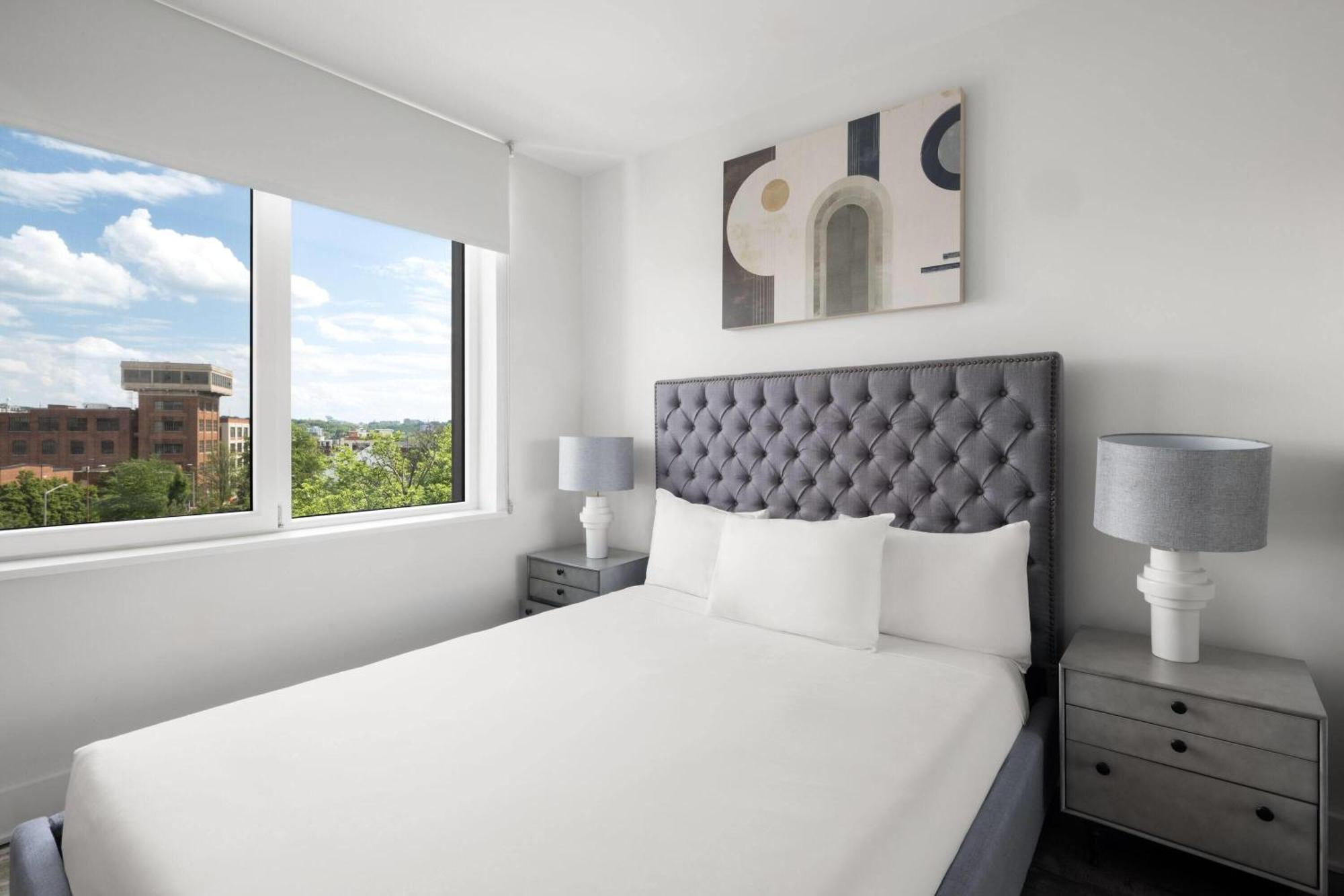 1 King Bed Studio Apartment Non-Smoking