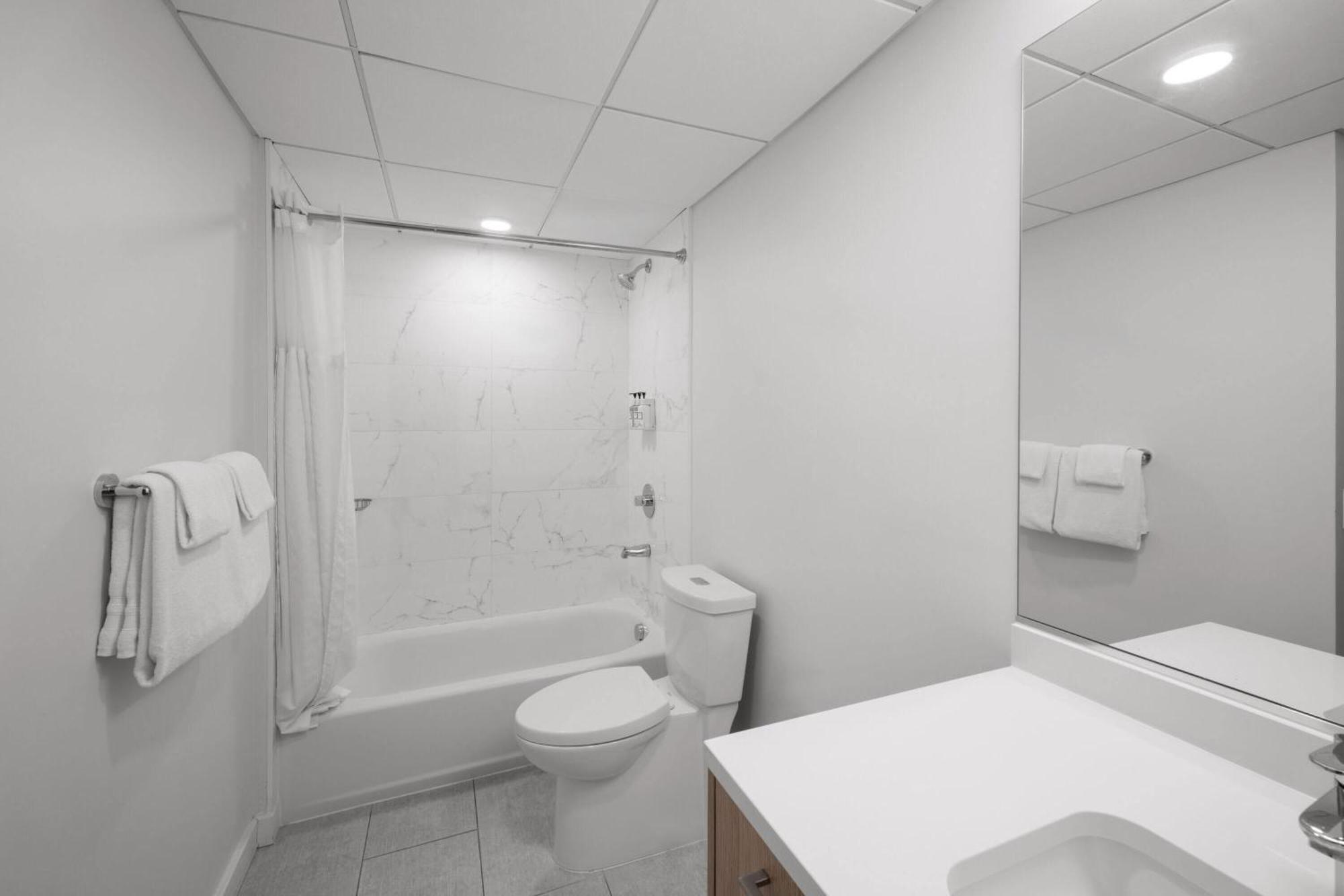 1 King Bed Studio Apartment Non-Smoking