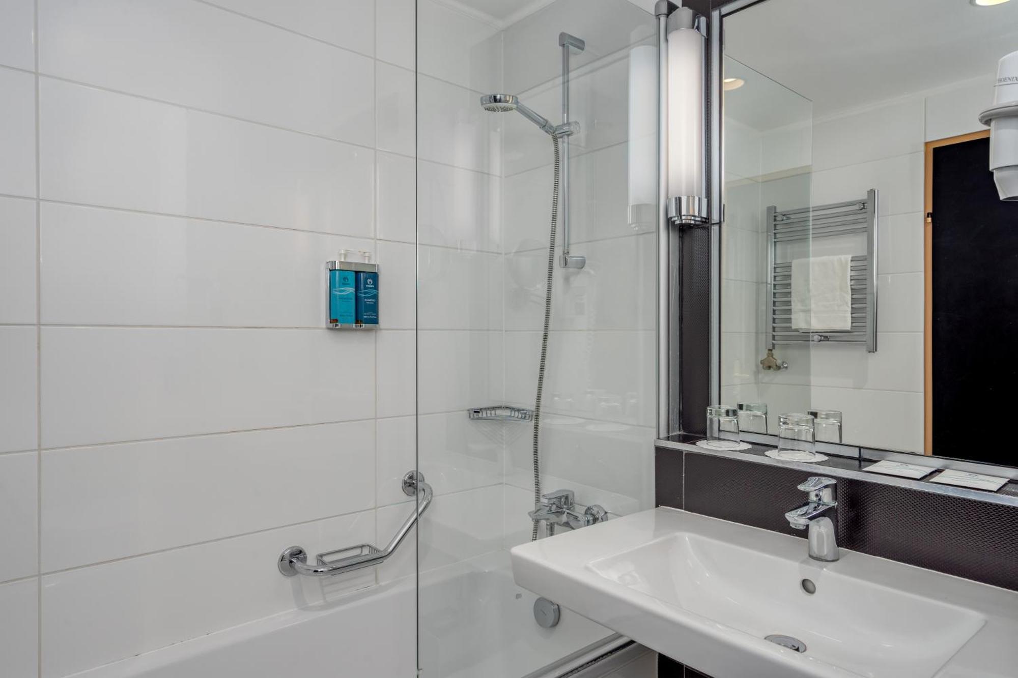 Deluxe Twin Room Wellness Fitness Access