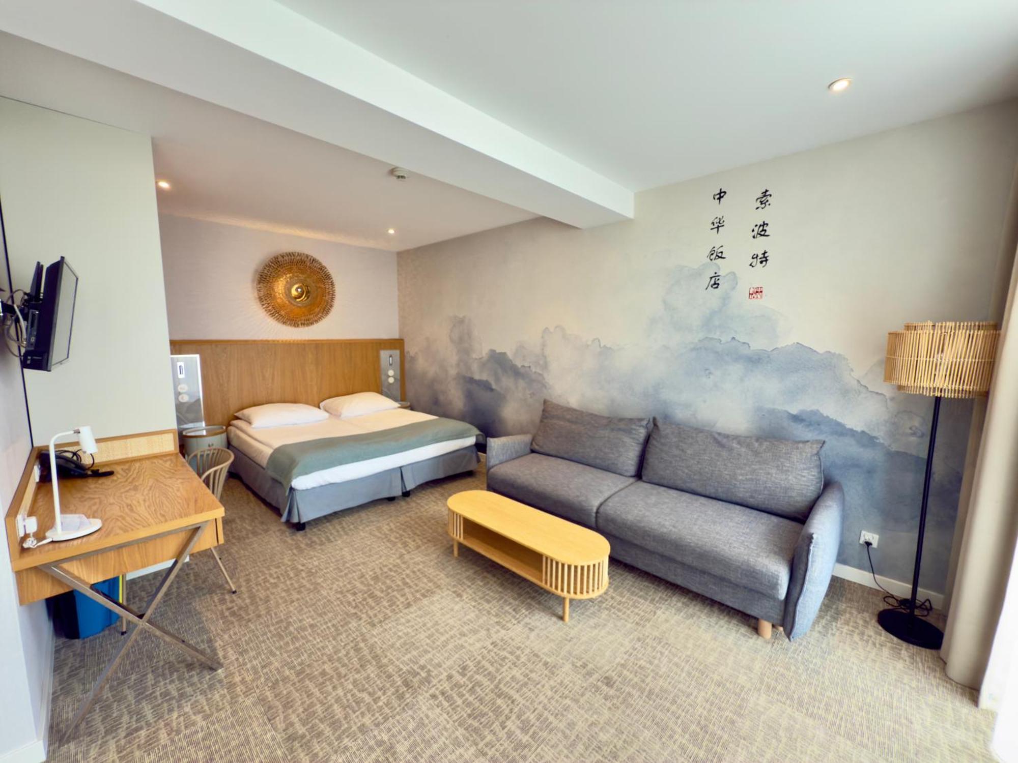 Zimmer mit Kingsize-Bett und Meerblick