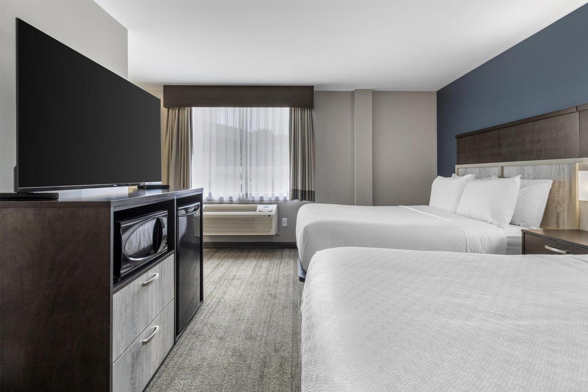 Queen Room Two Queen Beds Lake View Non-Smoking