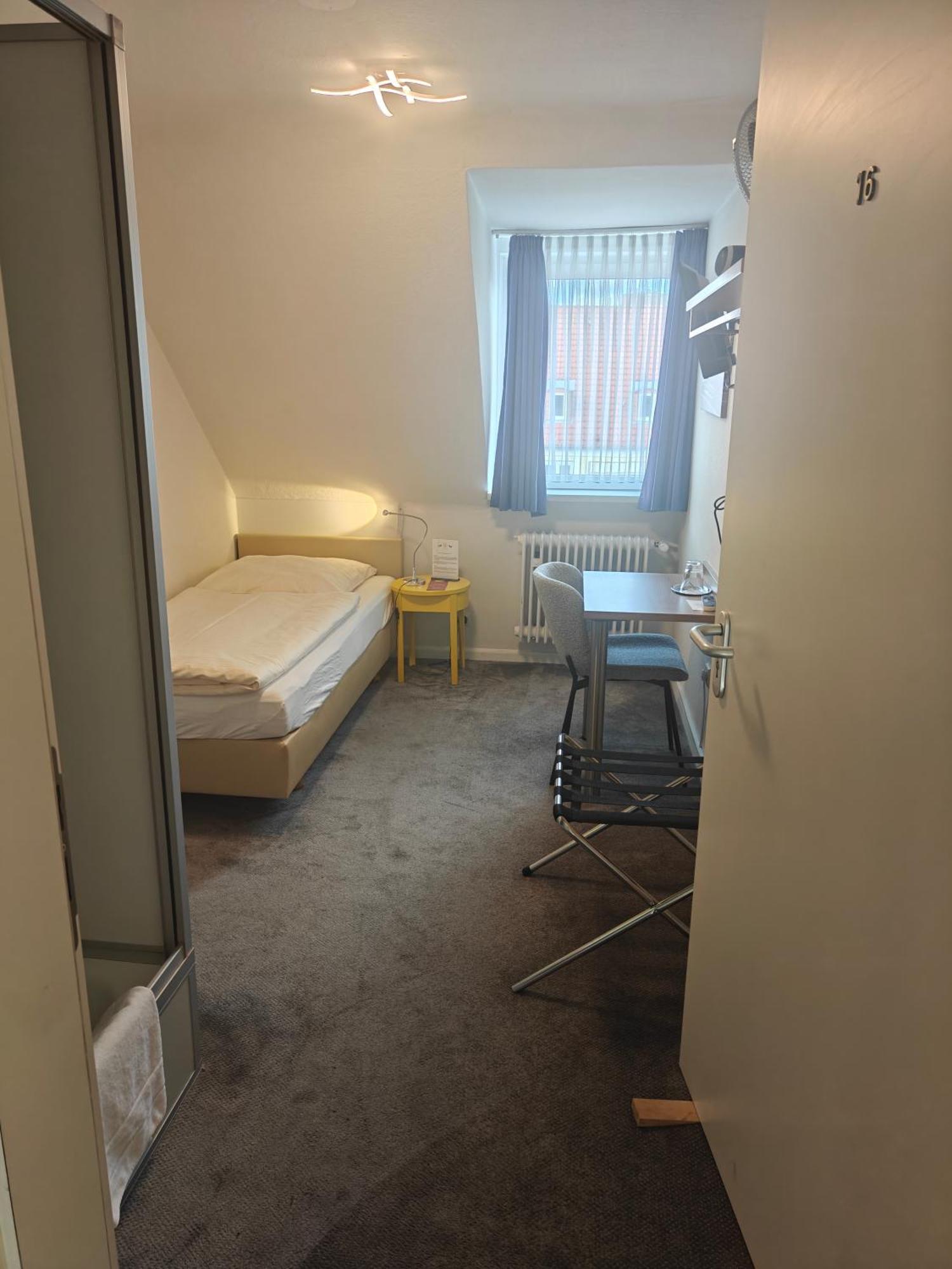 Single Room - private shower / shared toilet