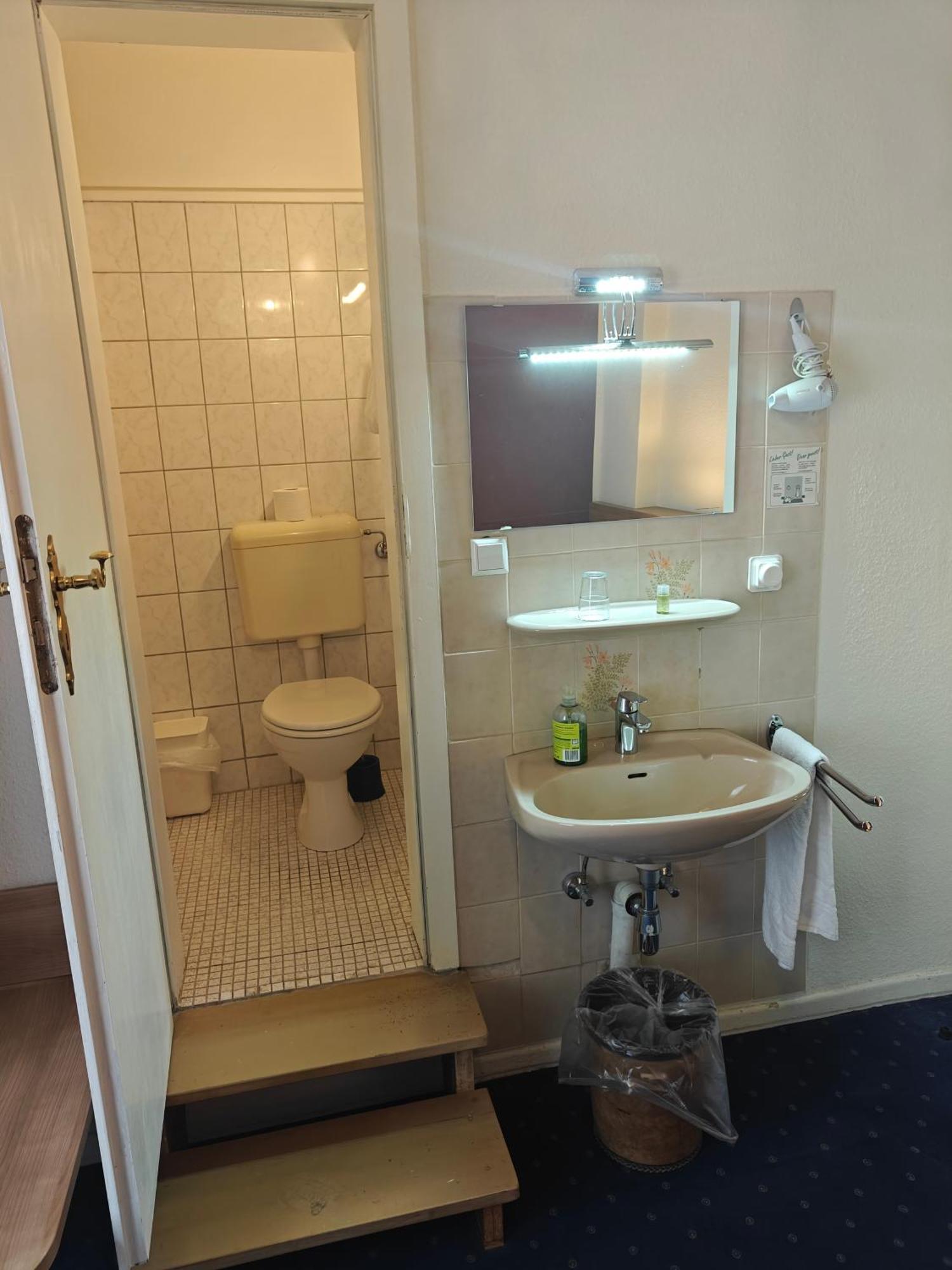 Single Room with shower and toilet