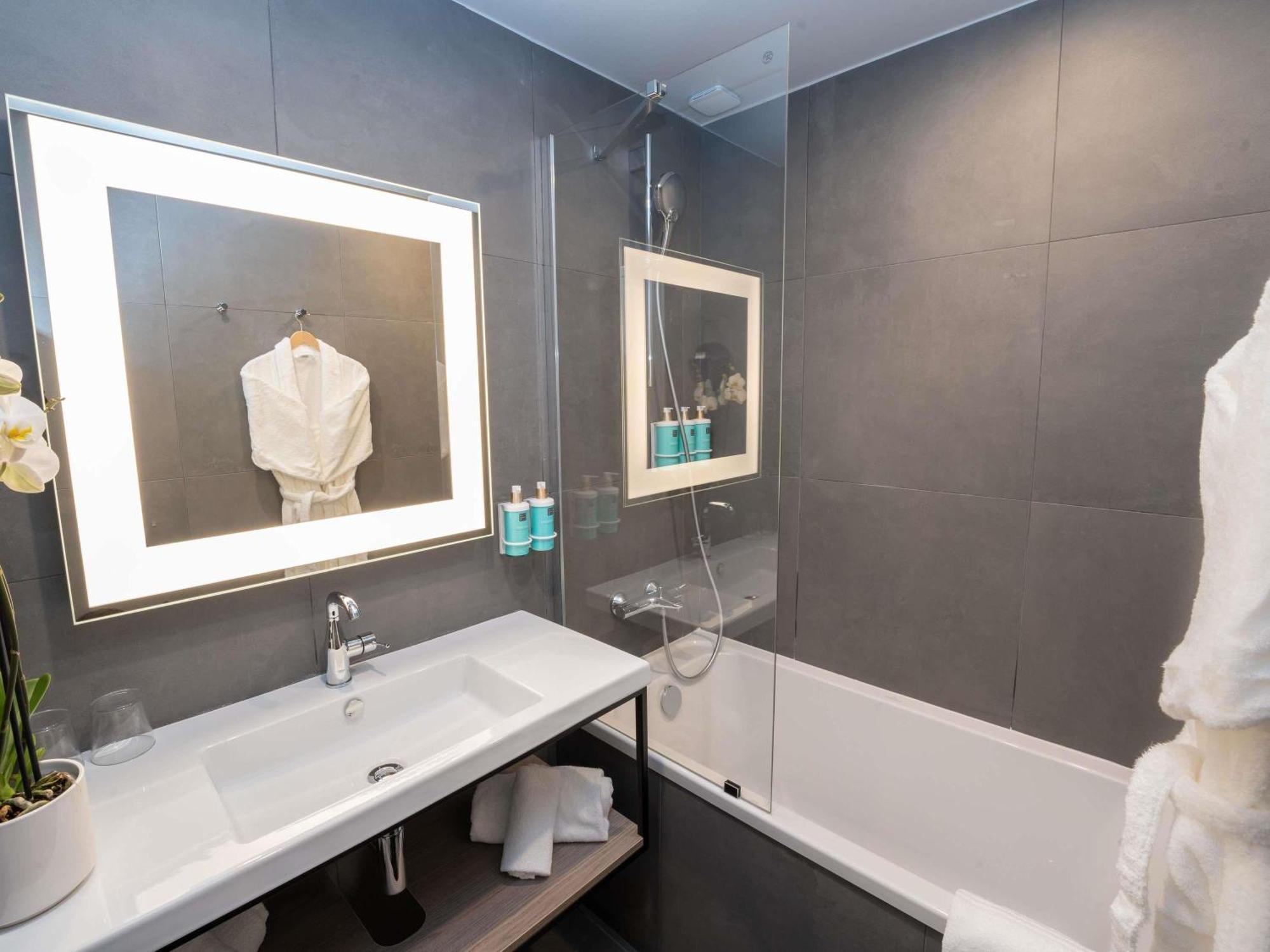 Connected Standard Family Suite