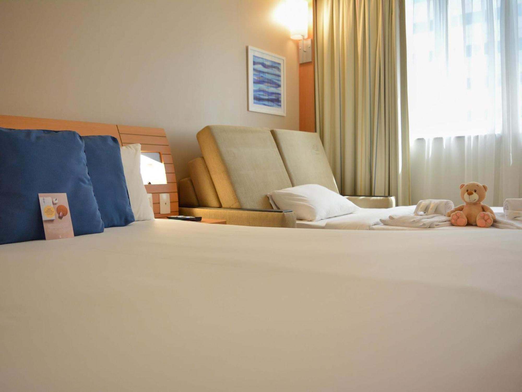 Superior Apartment Queen Bed Sofa Bed Side Sea View