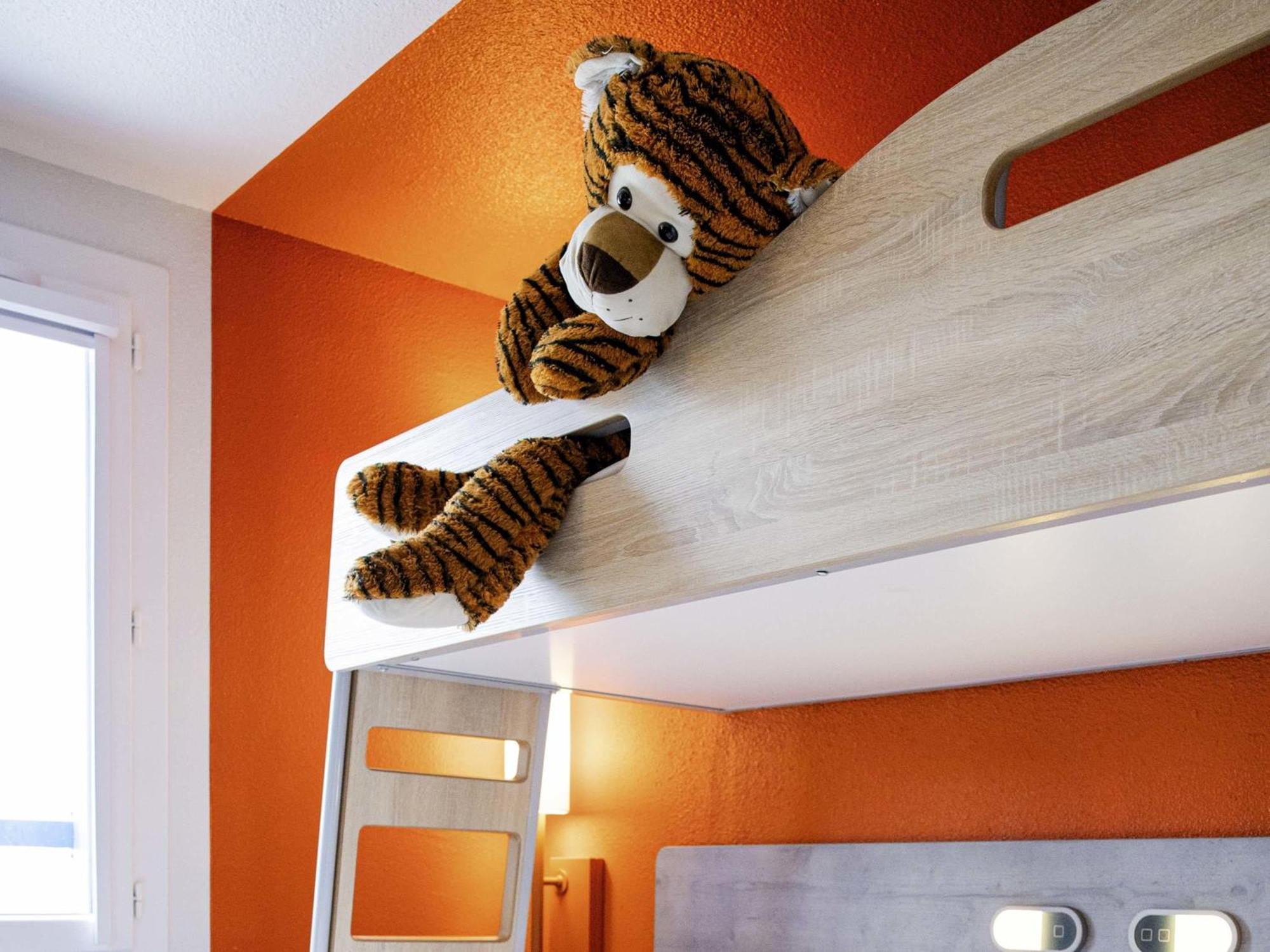 Triple Room Two Single Beds One Bunk Bed,1770555888:JPEG