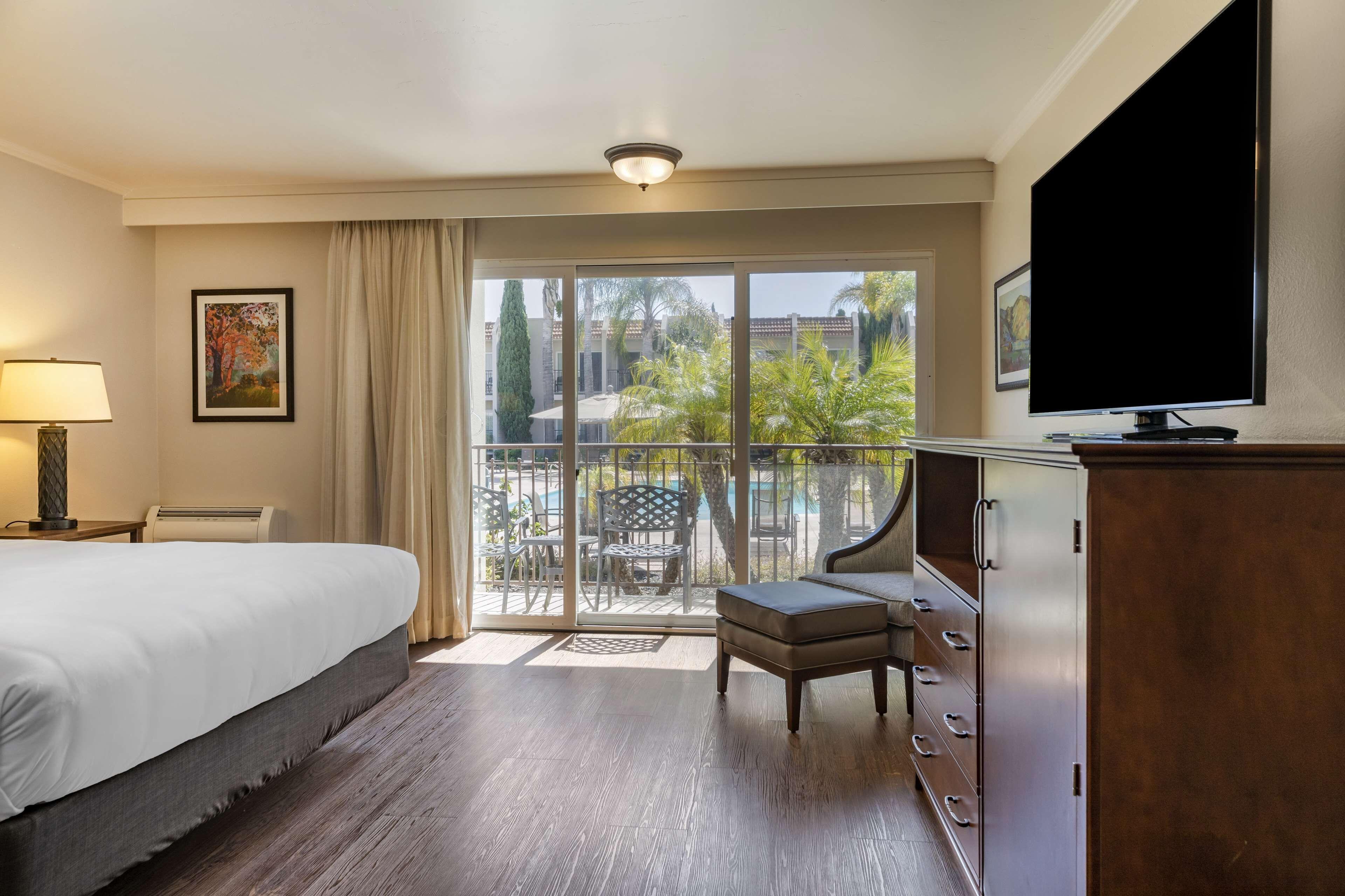 King Room with Roll-in Shower - Disability Access - Non smoking