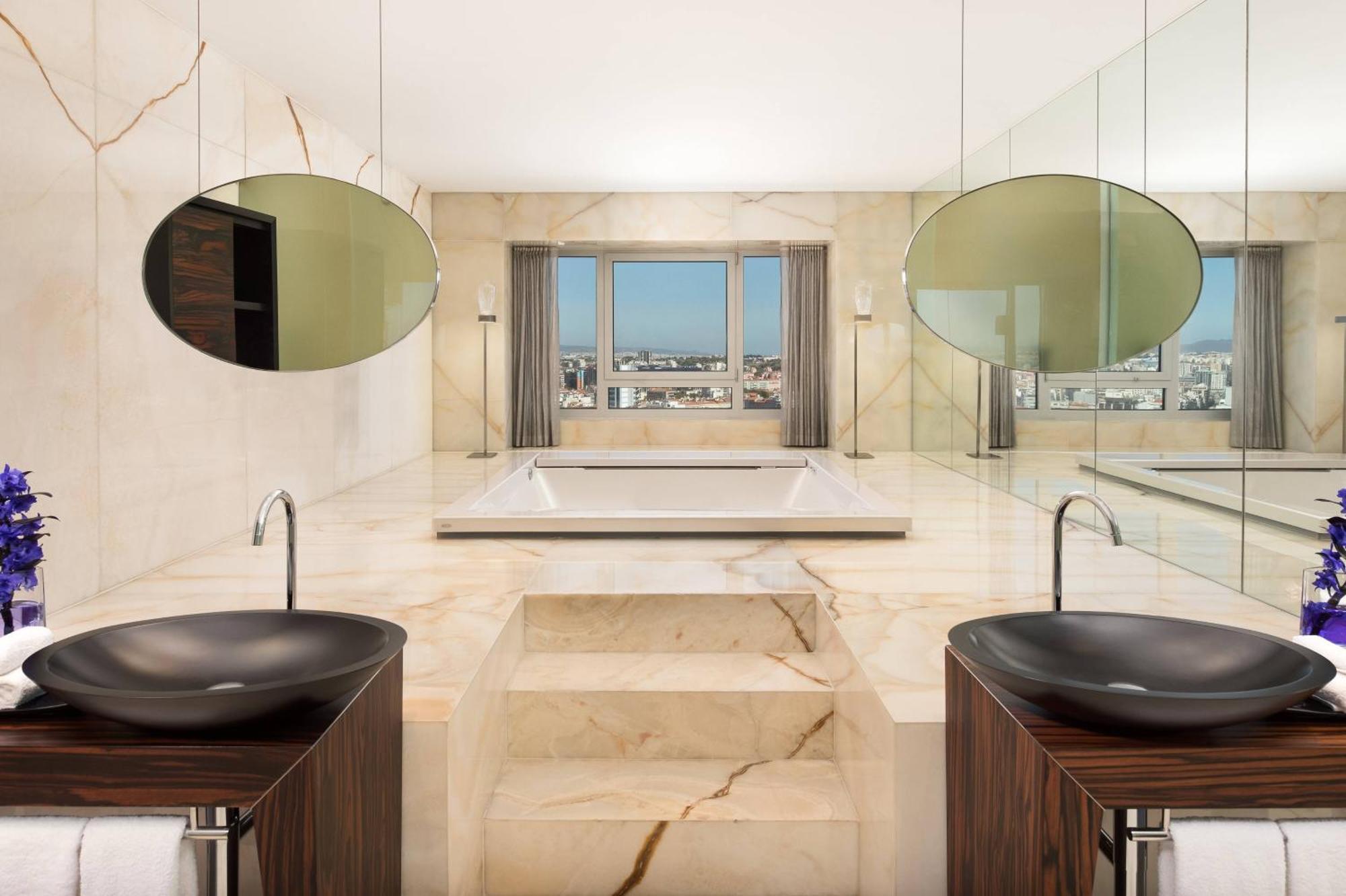 Presidential Suite Club lounge access 1 King Skyline view