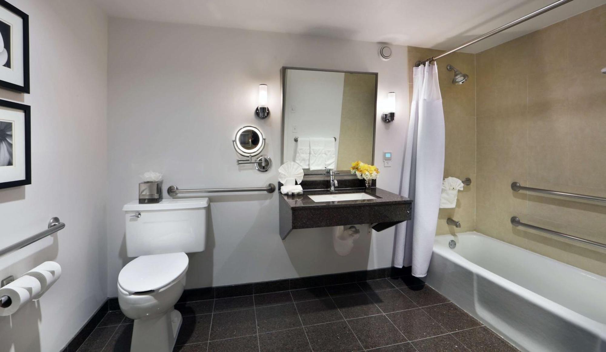 Queen Room Hearing Accessible Tub