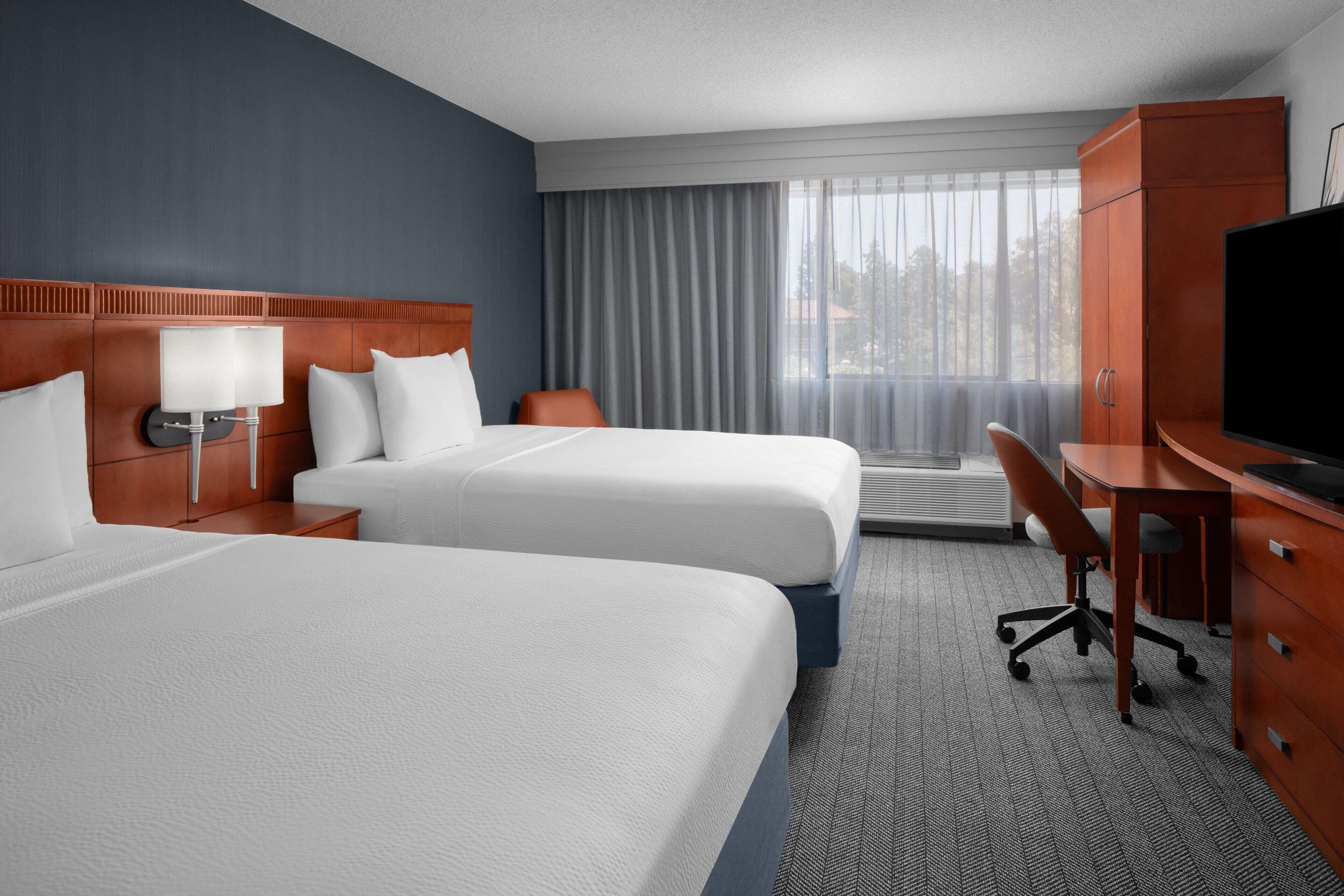 Queen Room Two Queen Beds Courtyard View