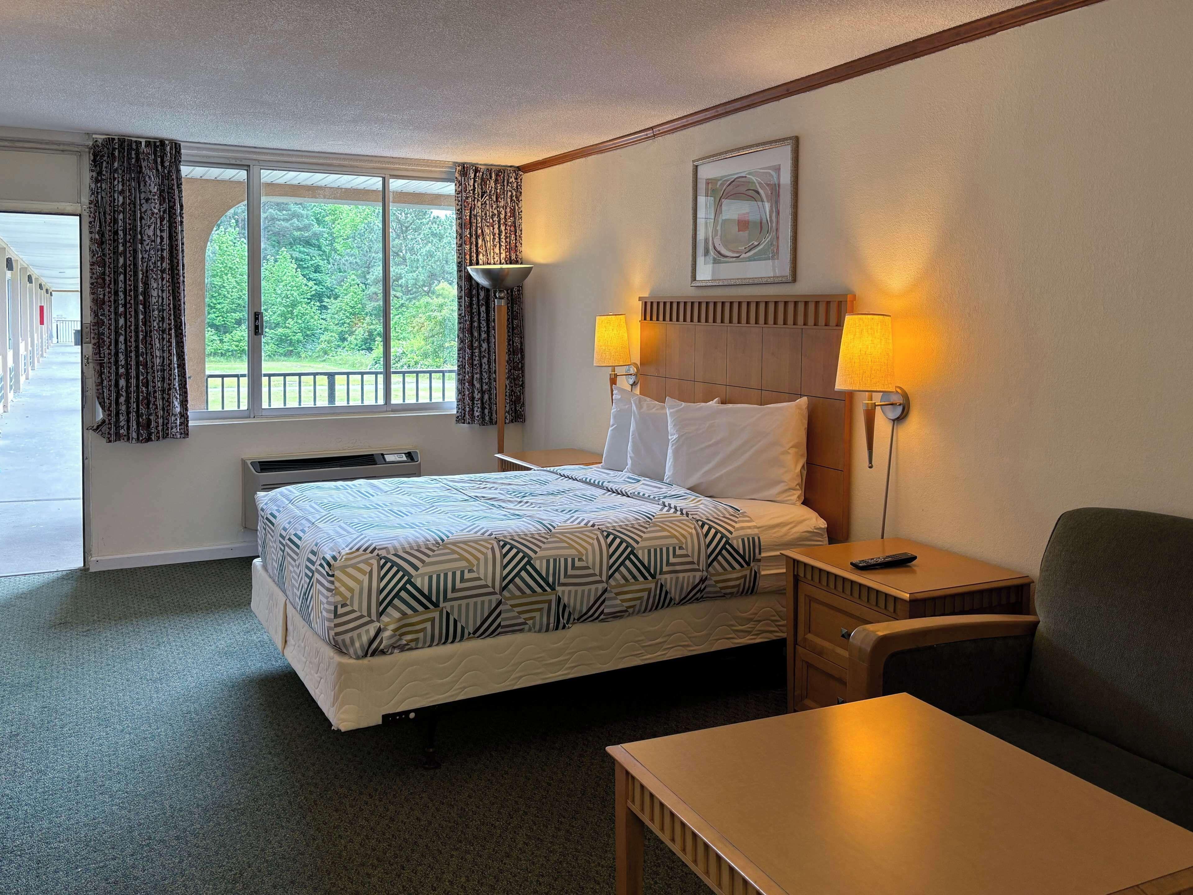 Queen Room with Sofa Bed - Non-Smoking
