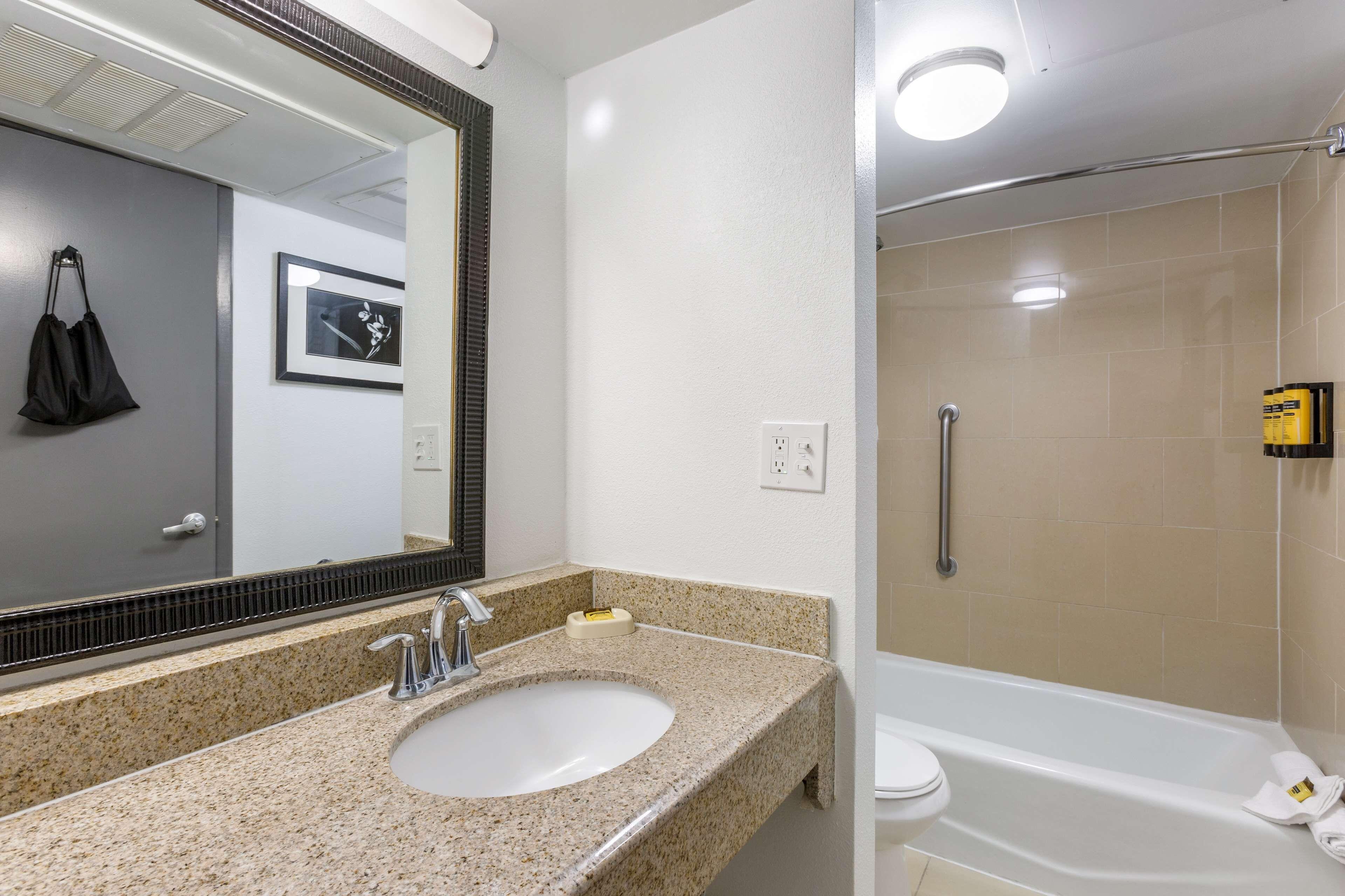 King Room Roll Shower Disability or Non-Smoking