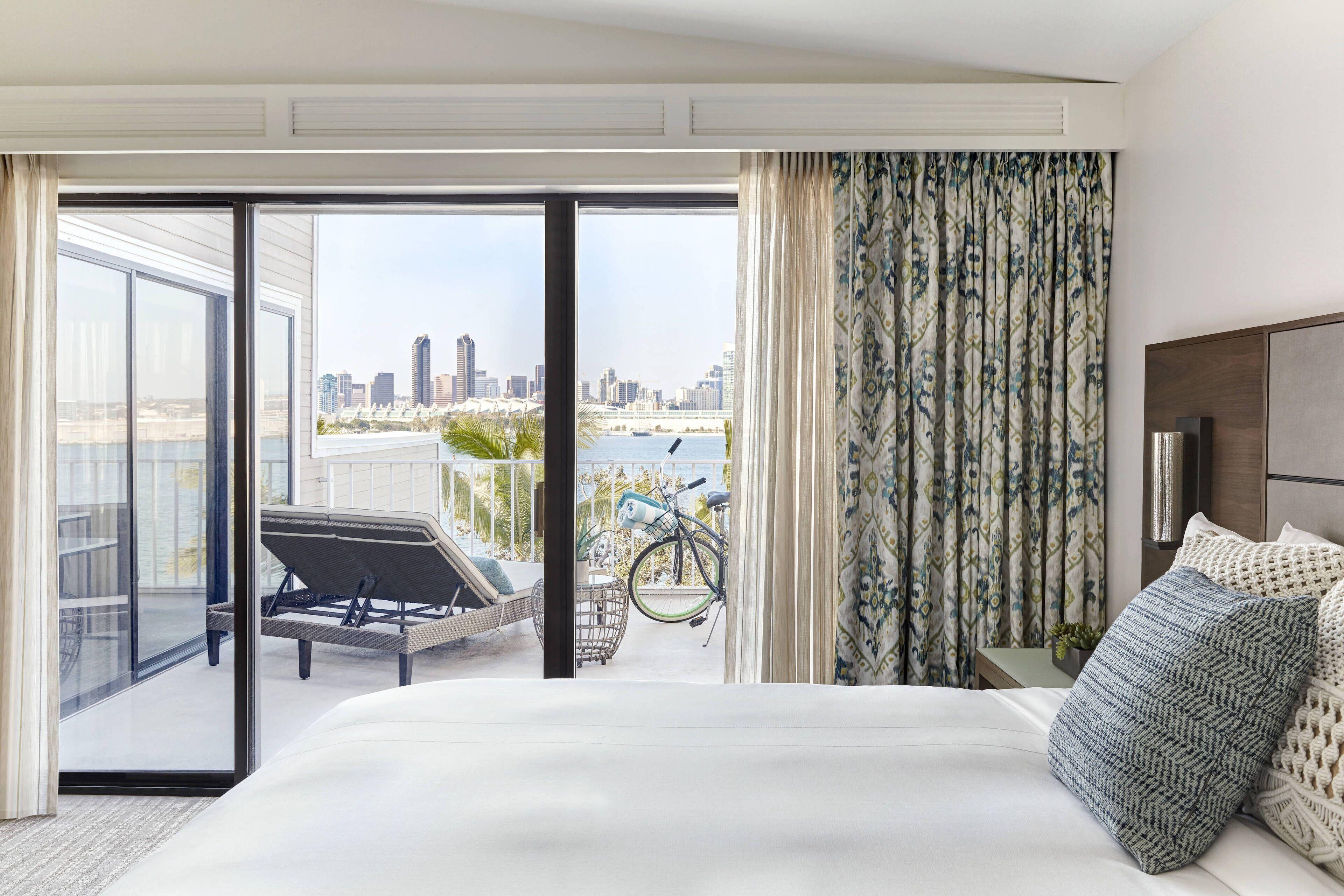 1 Bedroom Executive Suite 1 King Sofa bed Bay view