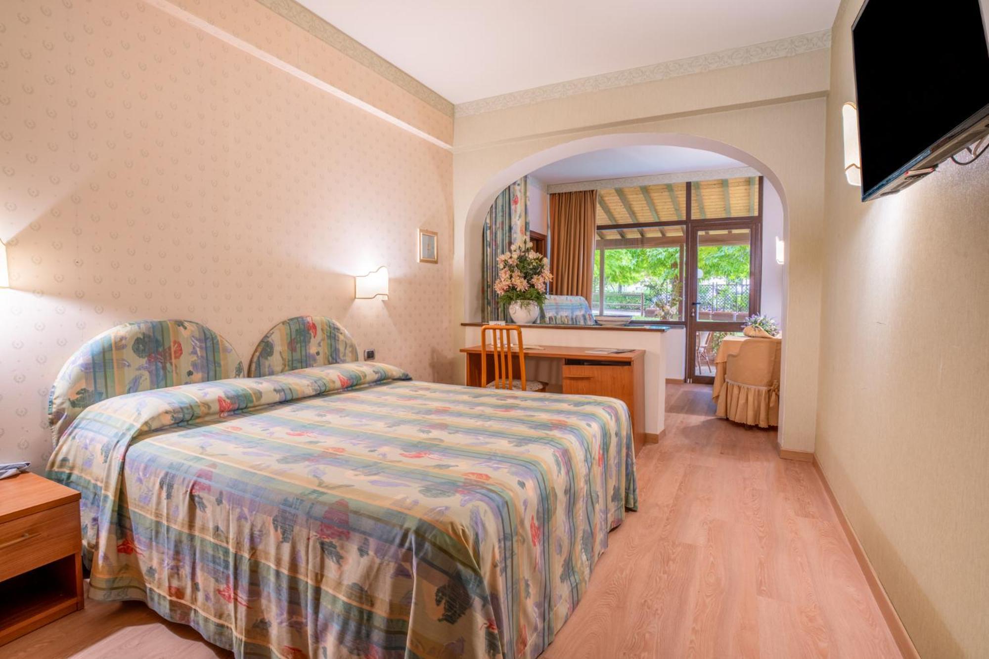 Family Room (2 Adults + 2 Children)