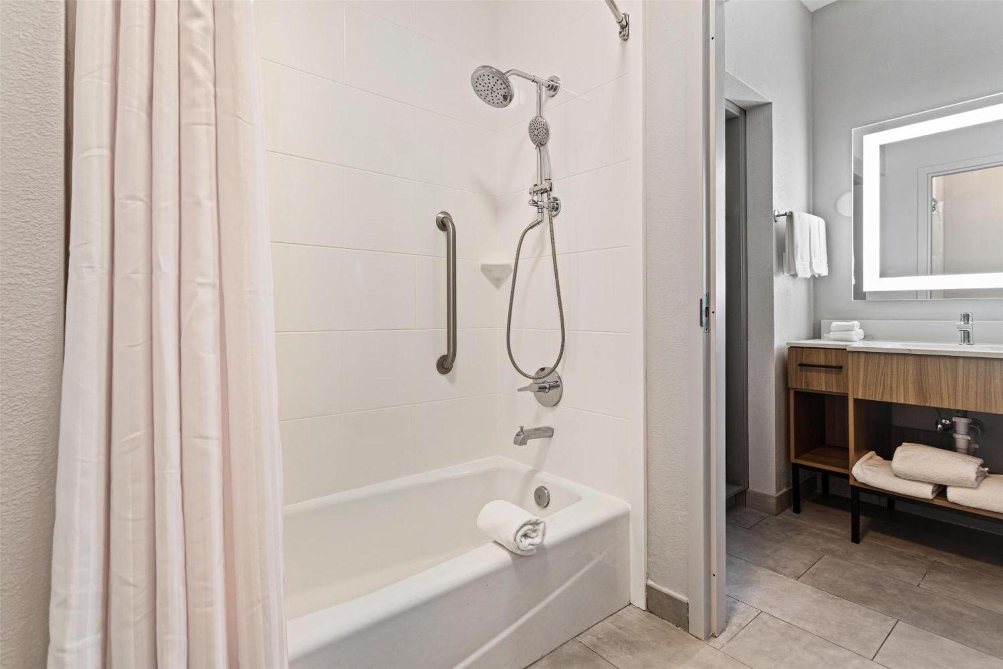 King Suite - Hearing Access/Non-Smoking