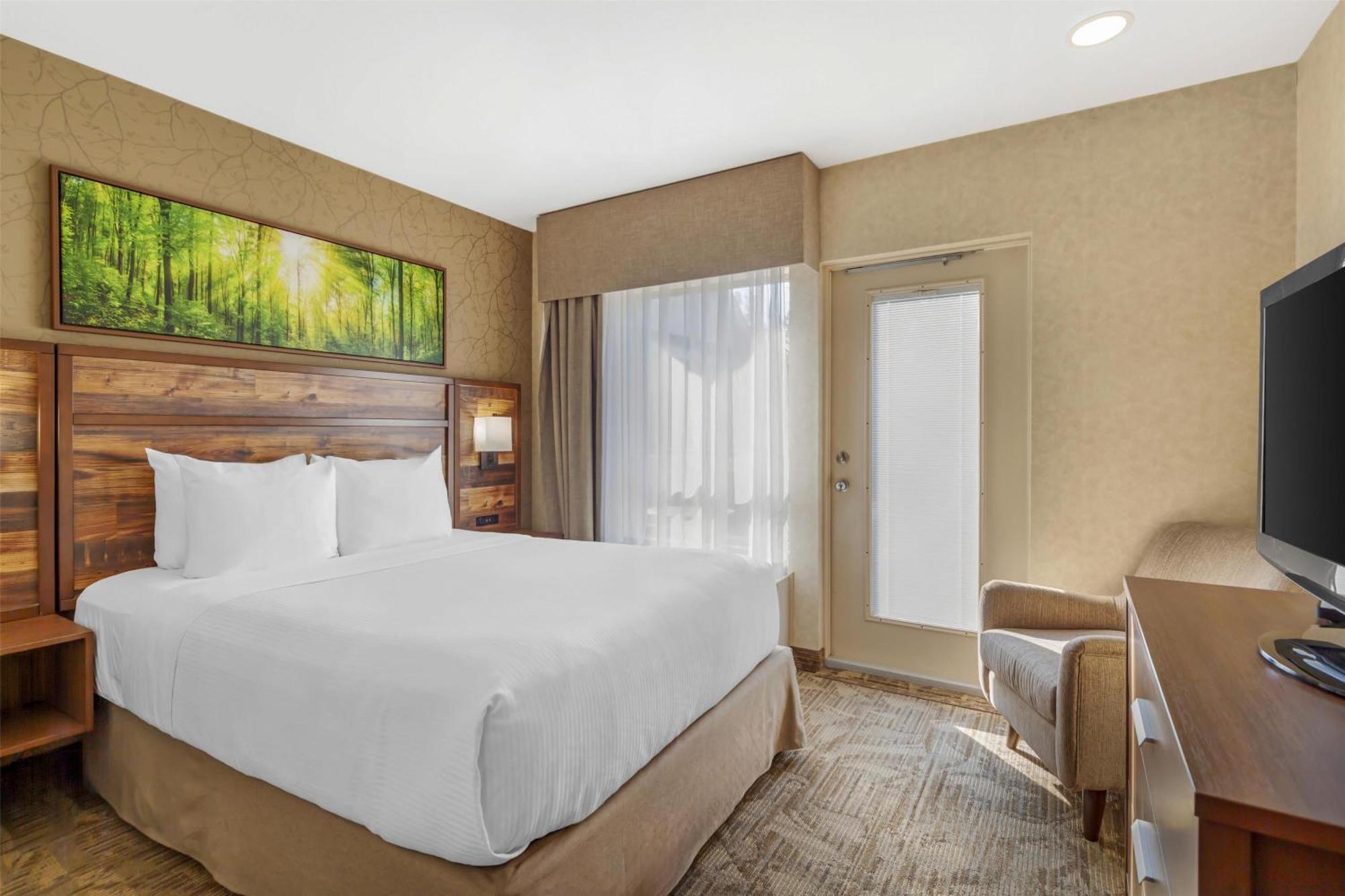 Queen Suite with Sofa Bed, Balcony and Wet Bar - Second Floor/Non-Smoking