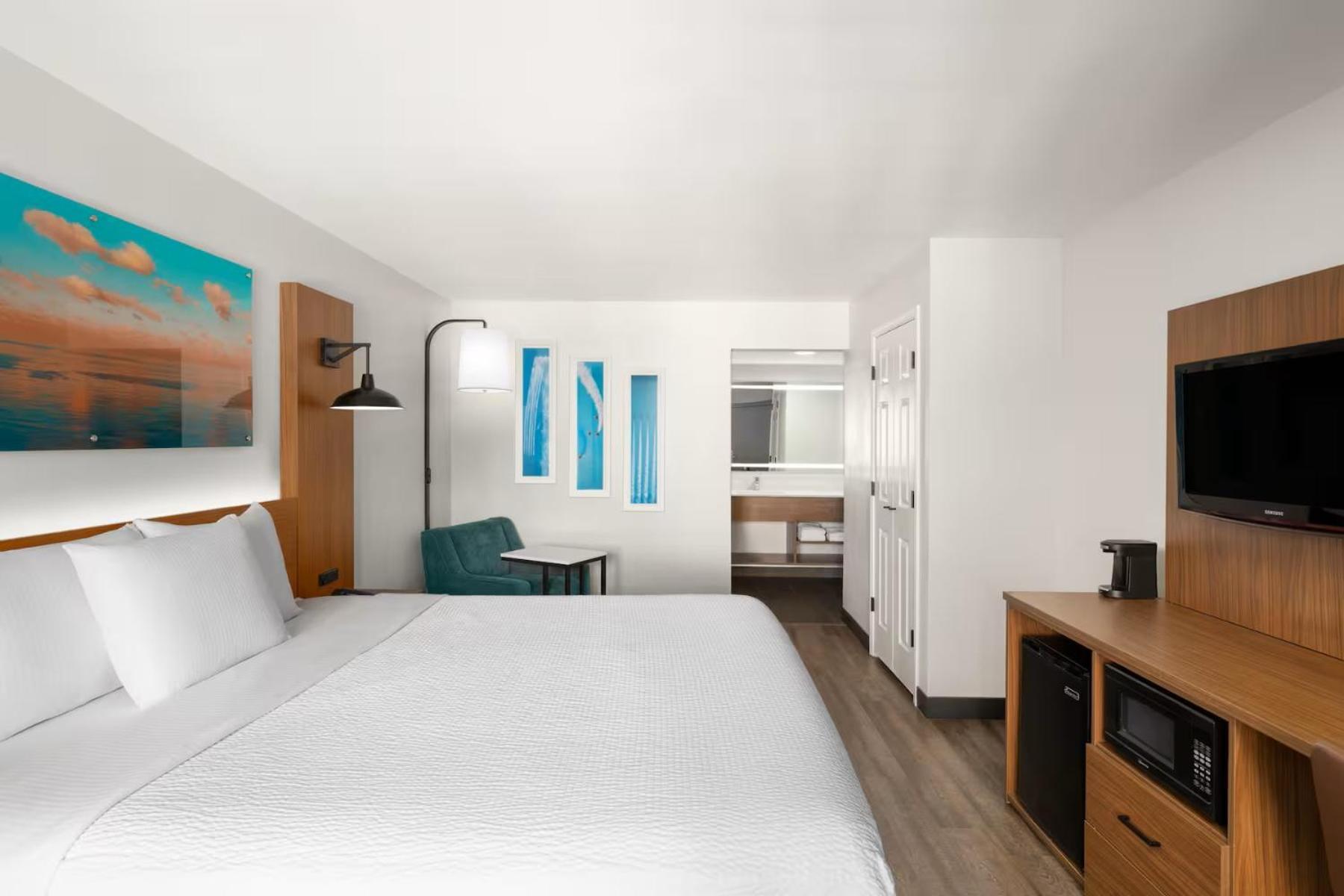 King Room Bath Tub Mobility Accessible or Non-Smoking