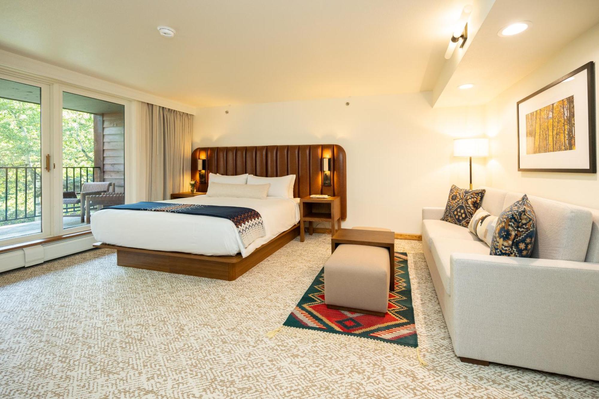 Habitación con cama extragrande y balcón