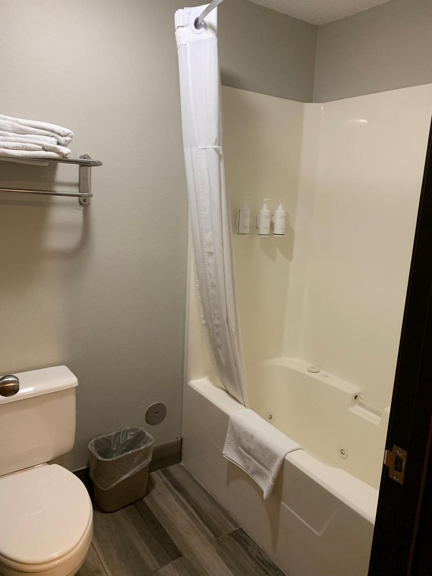 King Suite with Jetted Tub - Non-Smoking
