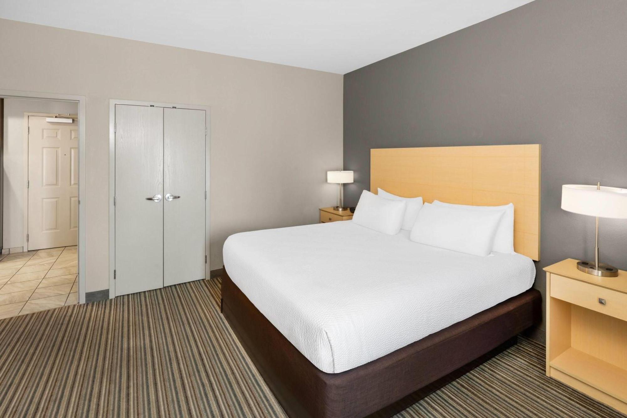 One-Bedroom King Suite - Non-Smoking