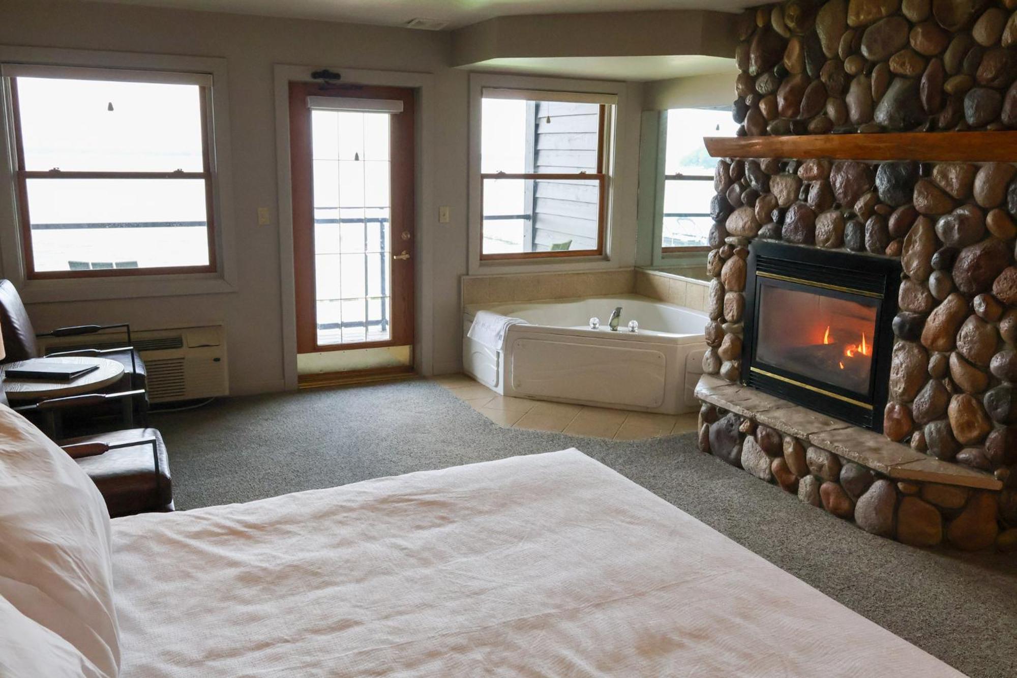 Lakeside Lodge King Jacuzzi