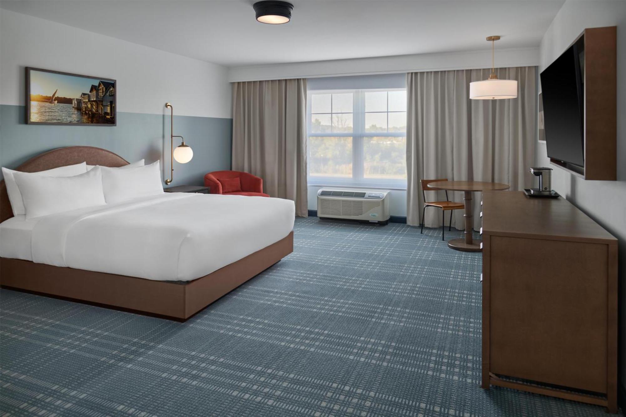 King Room with Accessible Tub - Mobility Access