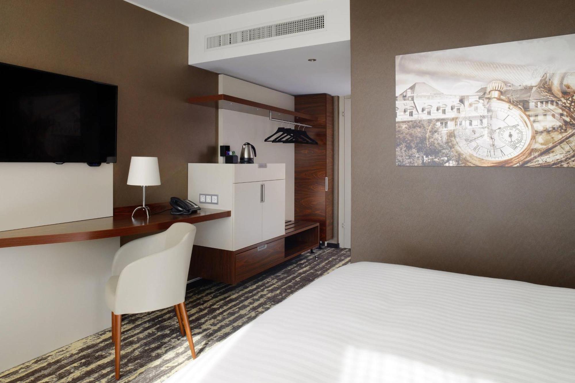 Club Twin Room Lake View M Club Lounge access
