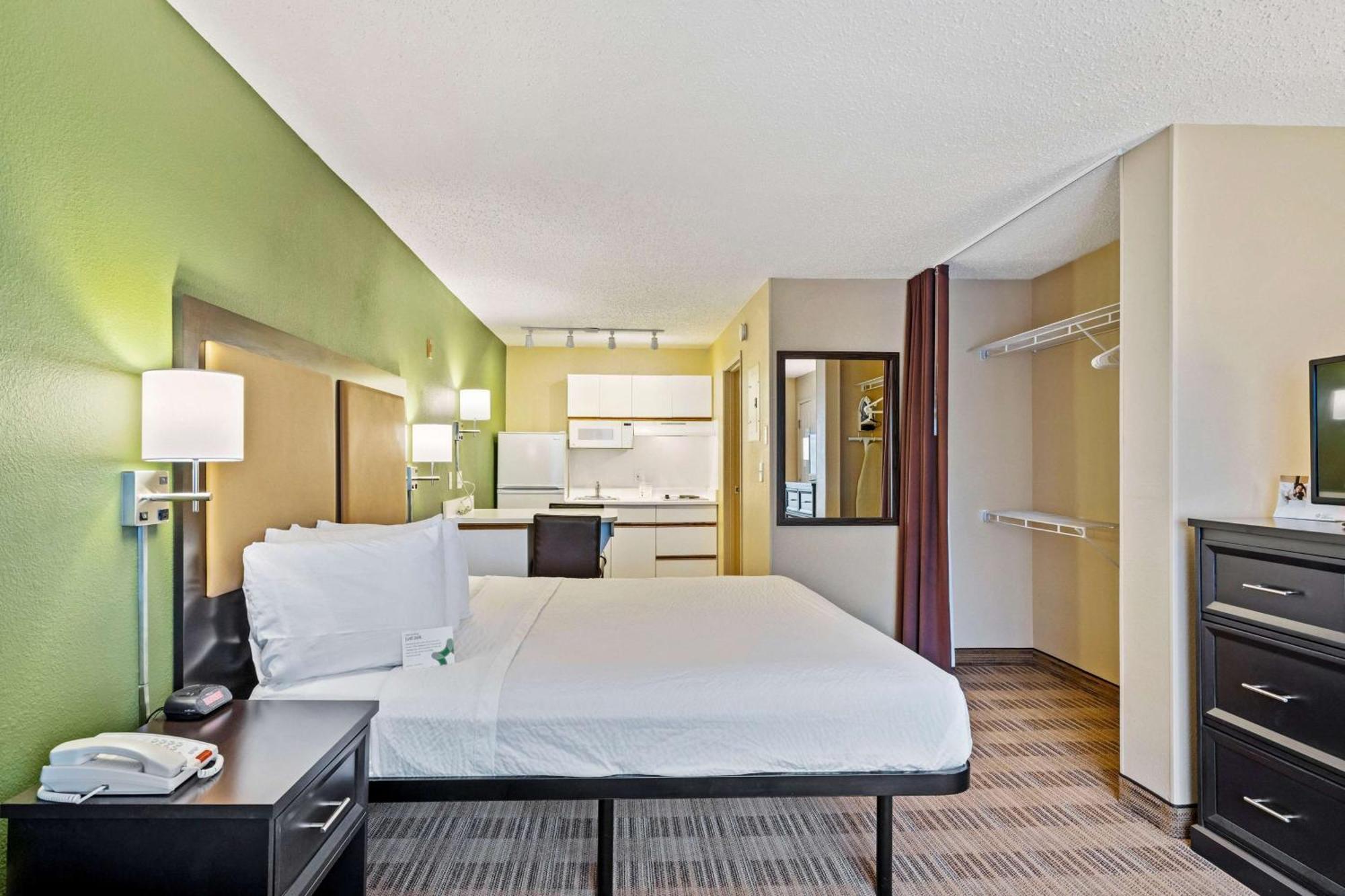 Deluxe Studio 1 King Bed Non-Smoking