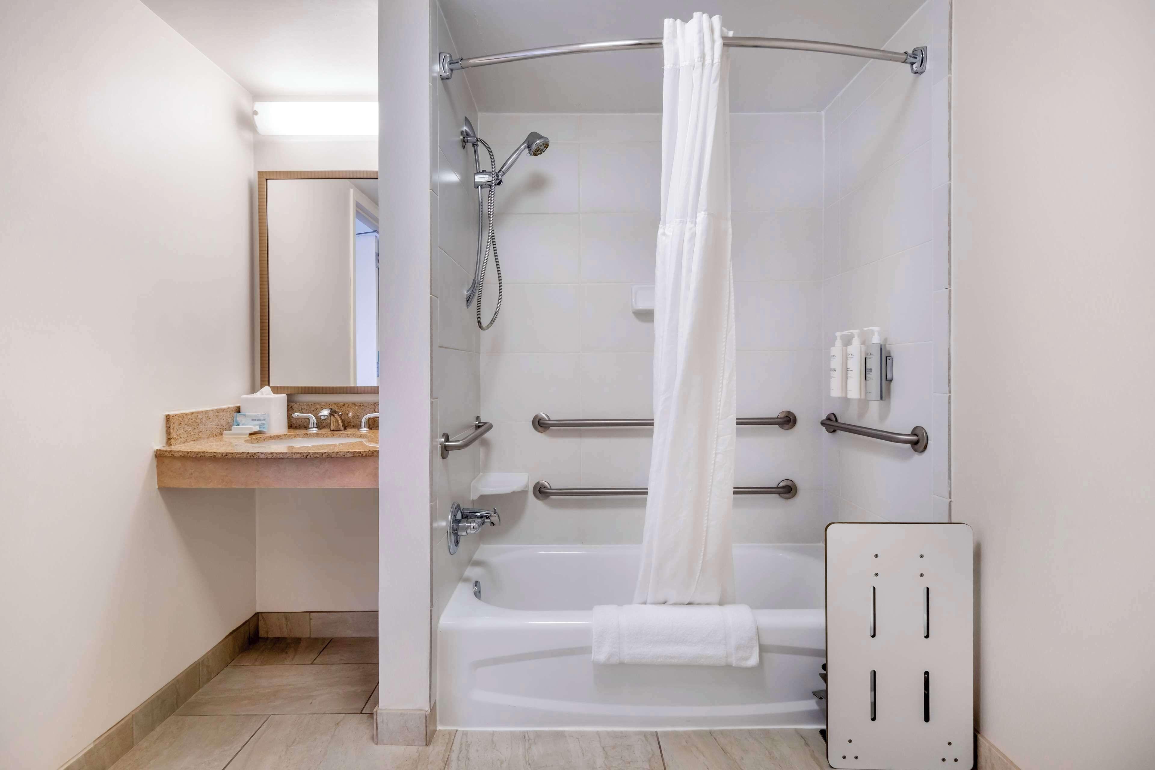 King Room Tub Mobility Hearing Access