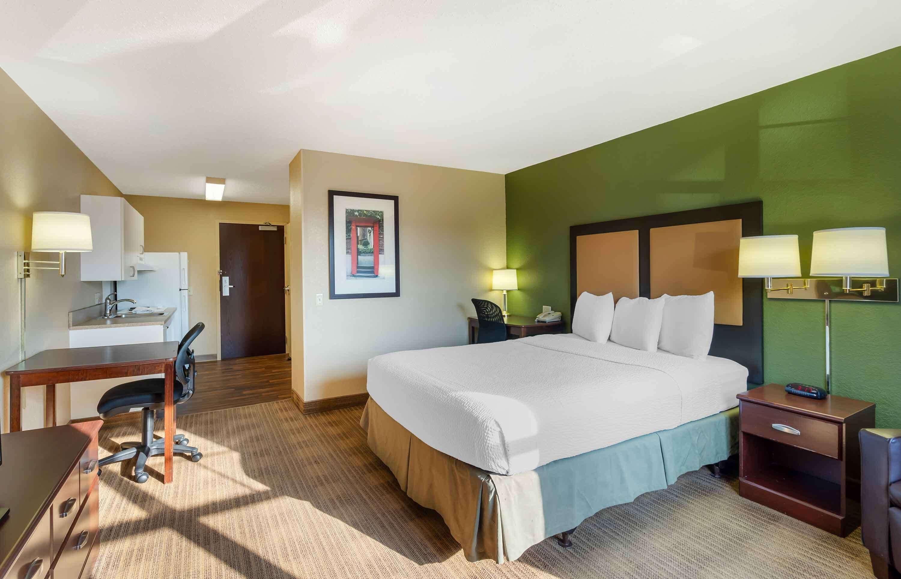 Queen studio 1 Queen Bed Disability Access or Non-Smoking