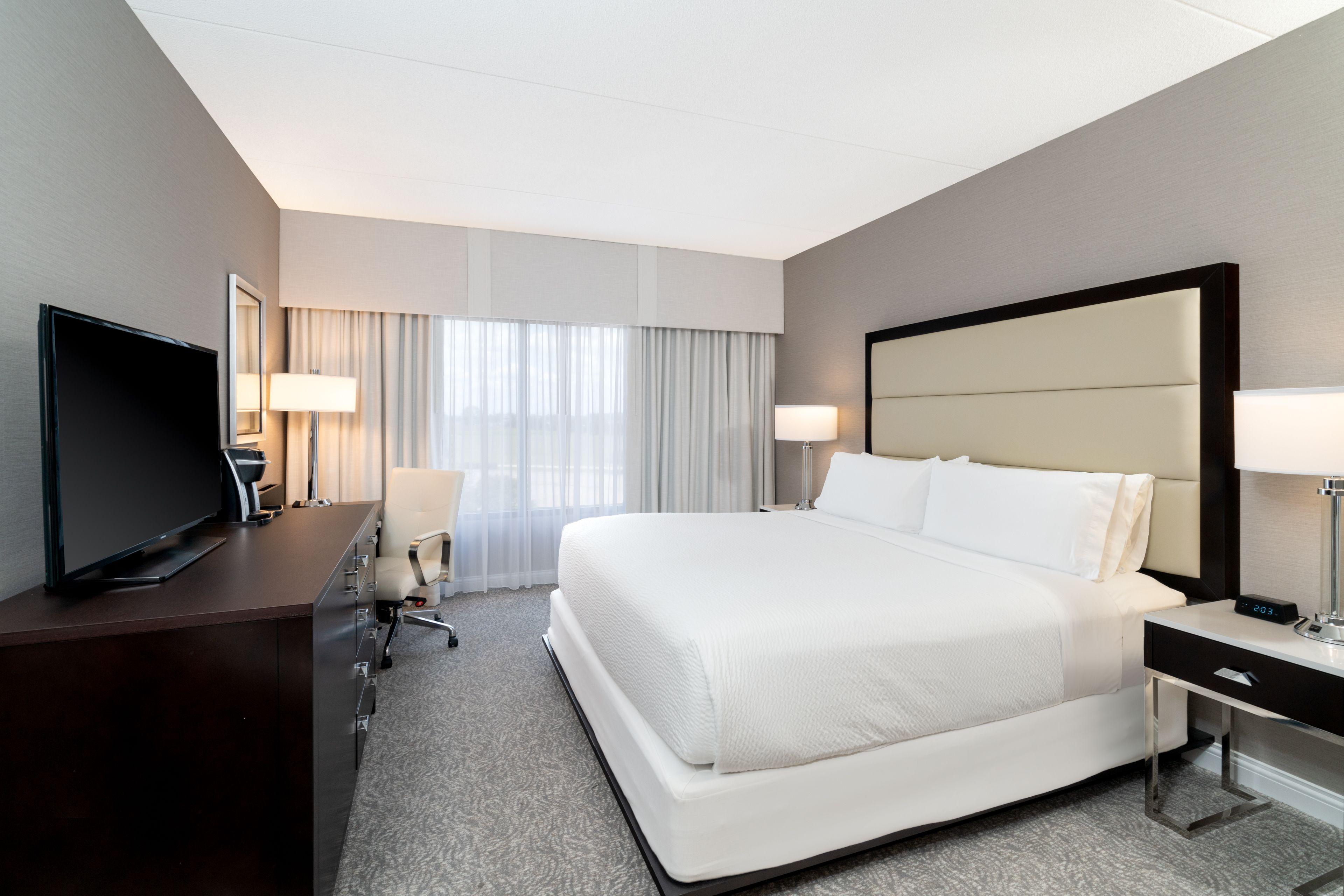 Queen Room with Mobility Accessible Tub - Non-Smoking
