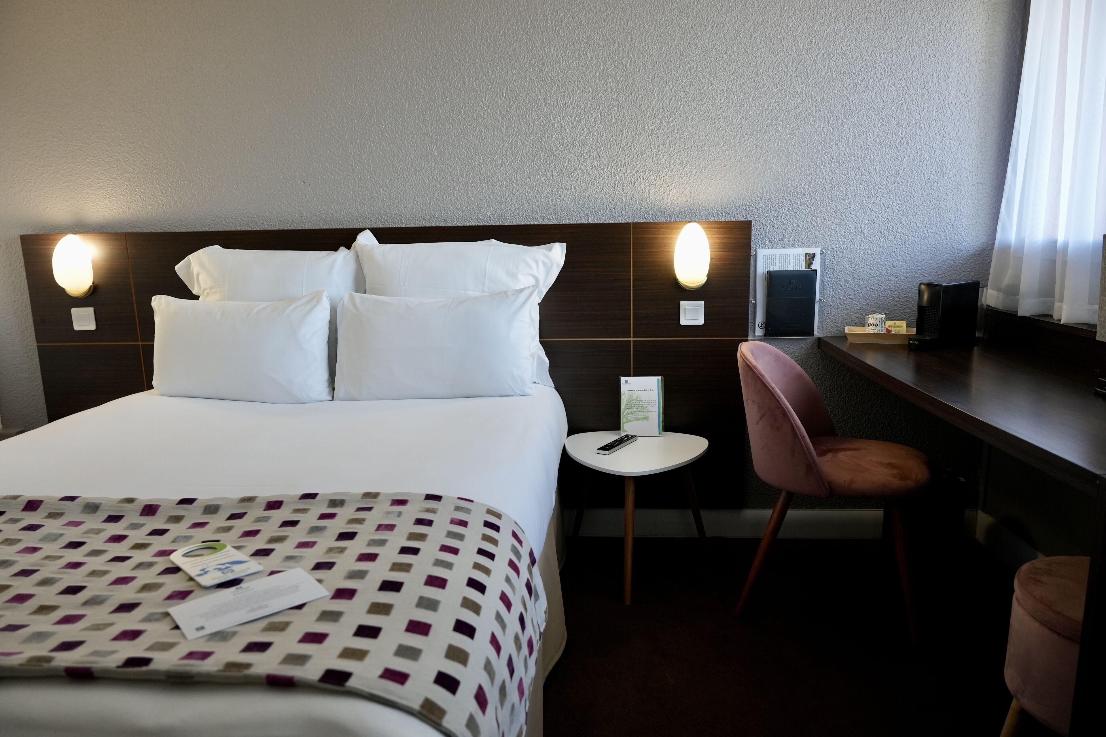 Standard Queen Room