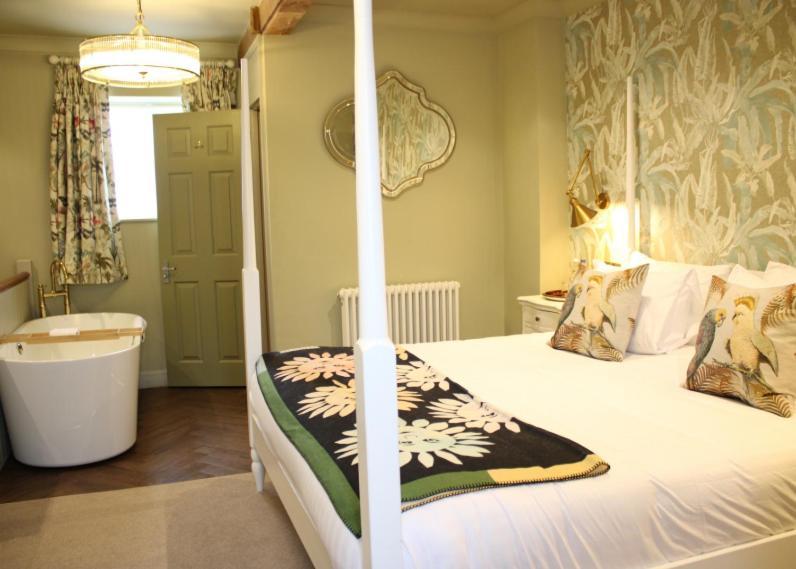 Junior Suite King Bed Courtyard View Non-Smoking