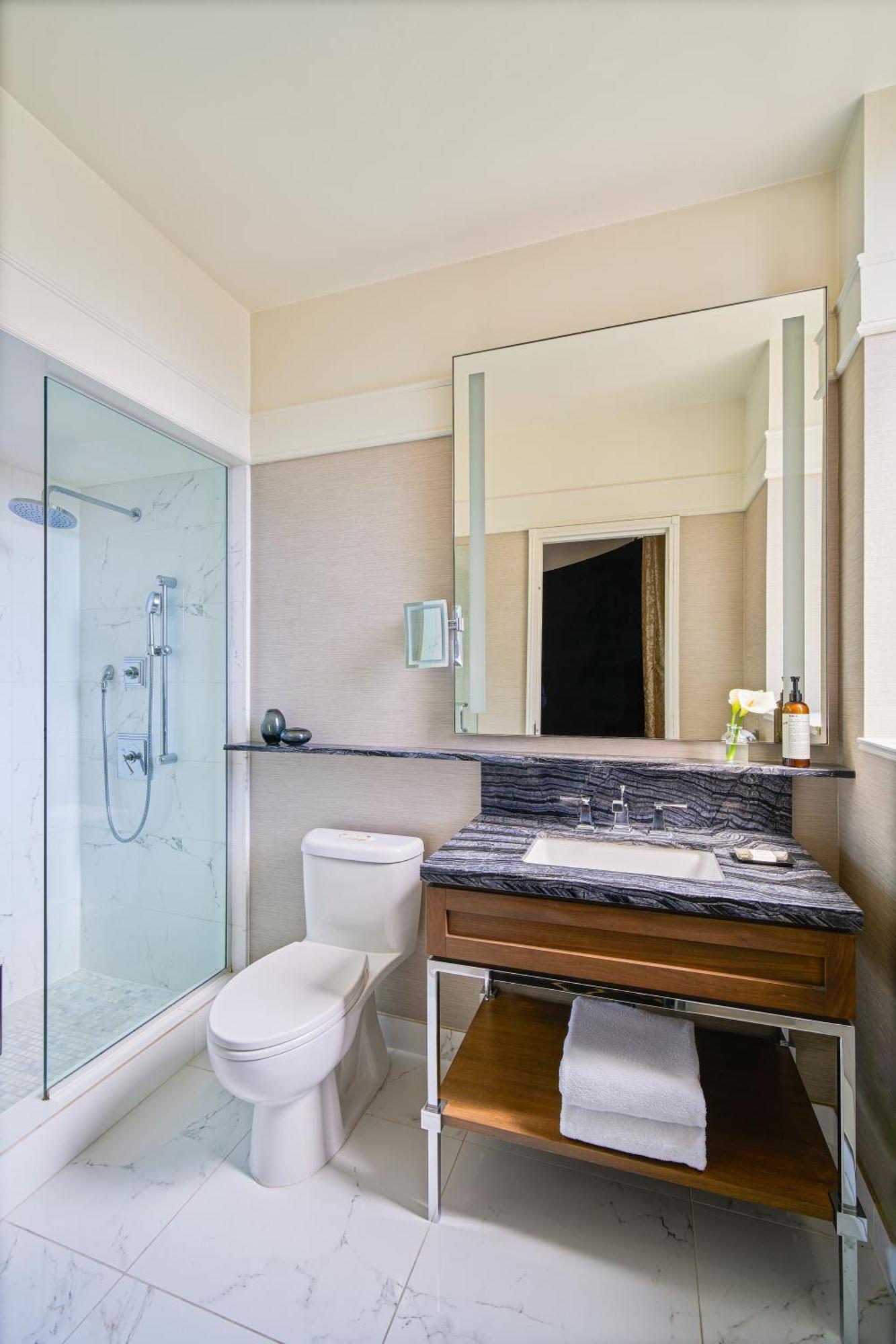 Deluxe Double Room with Two Double Beds and City or Courtyard View
