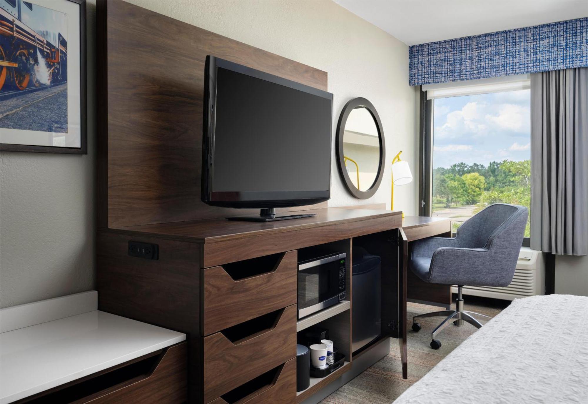 King Room with Accessible Tub - Mobility and Hearing Access/Non-Smoking