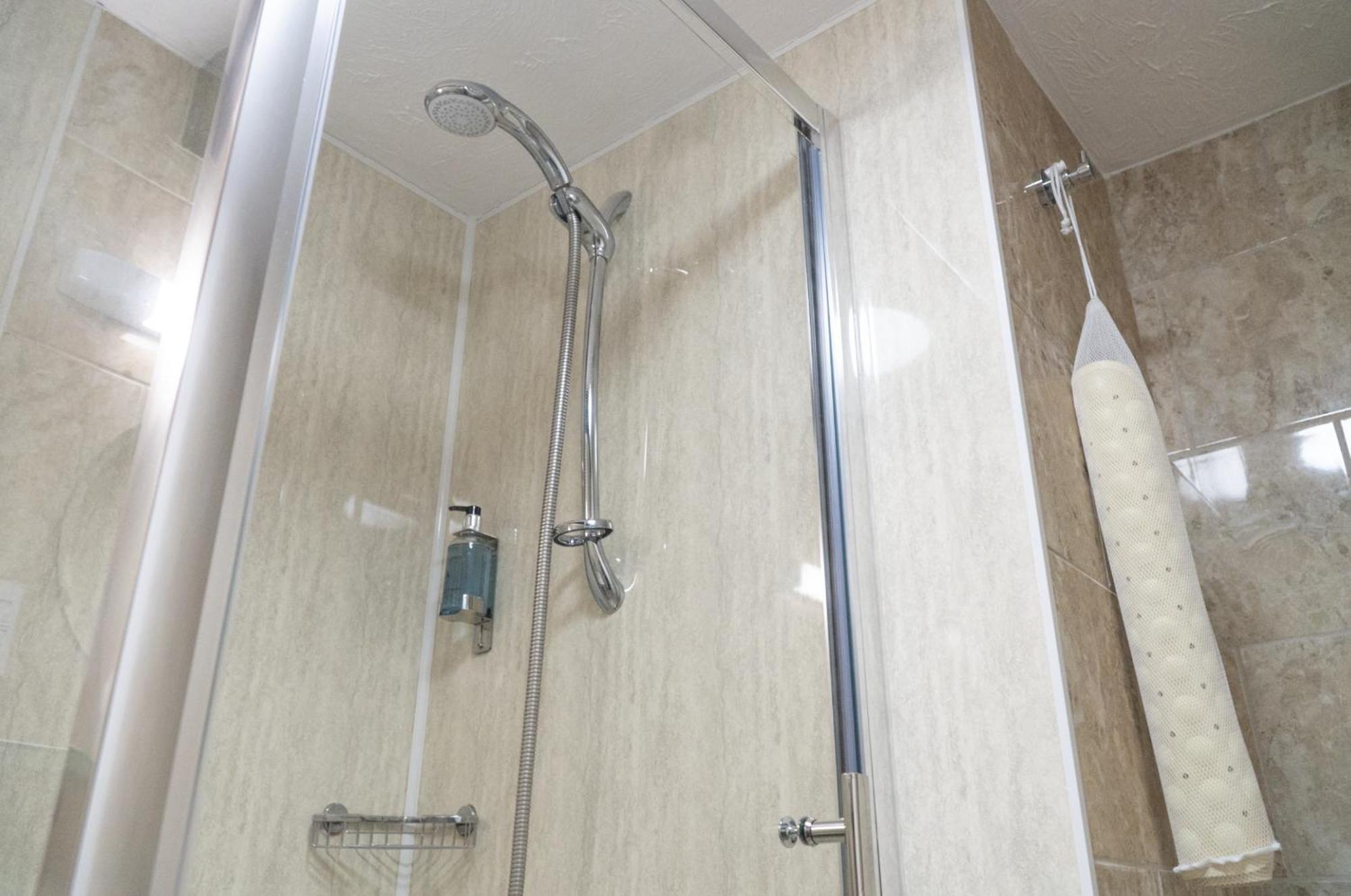 Deluxe Double Room Shower