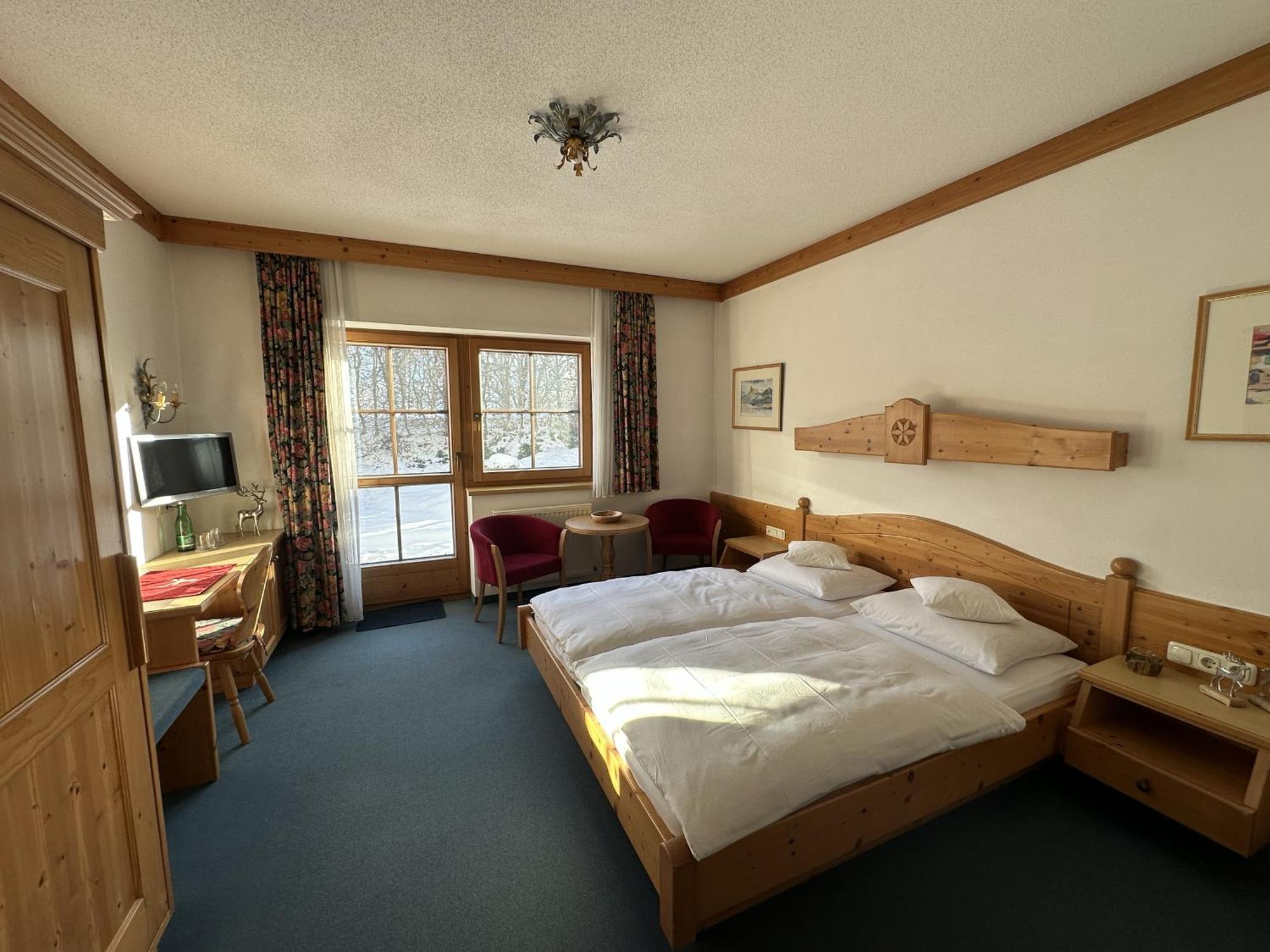 Zimmer mit Kingsize-Bett und Bergblick