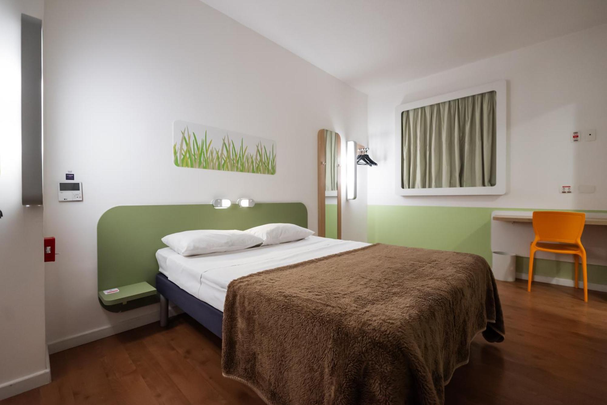 Standard Double Room Mobility Access