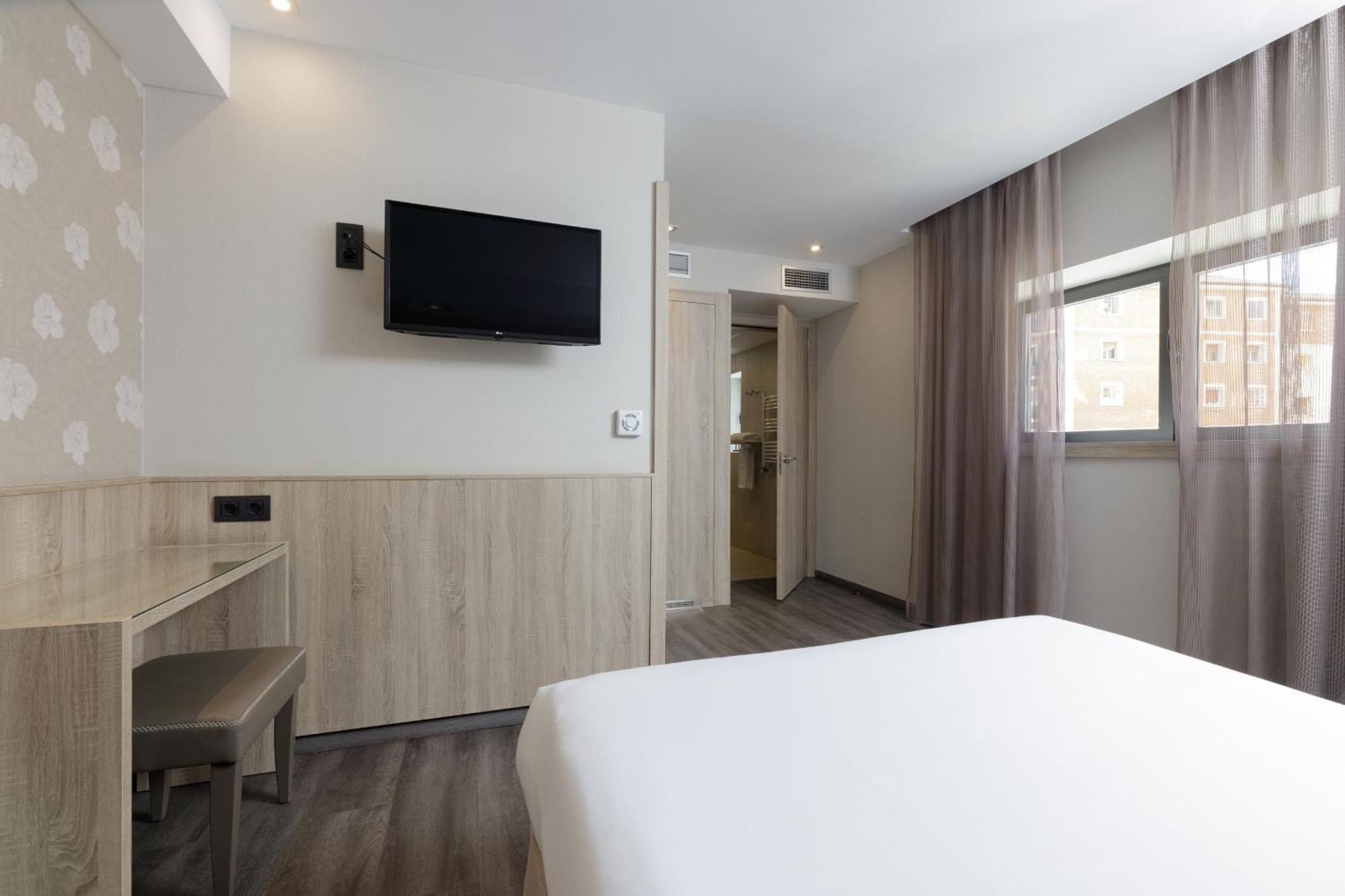 Double Room queen size bed,1716984687:JPEG