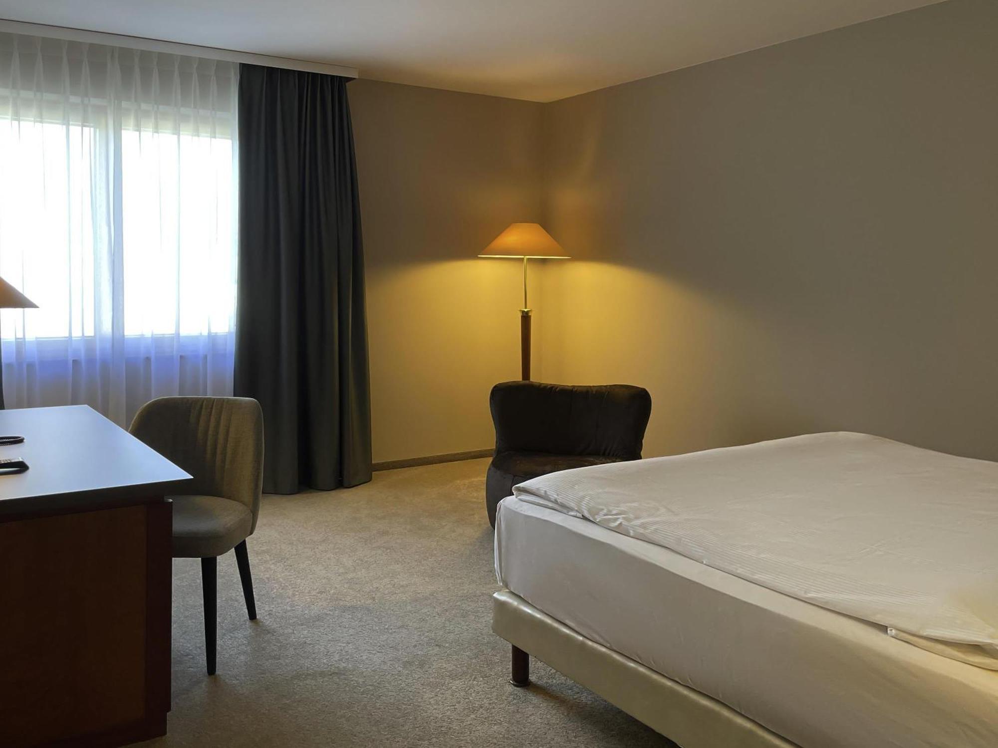 Standard Single Room Queen Bed