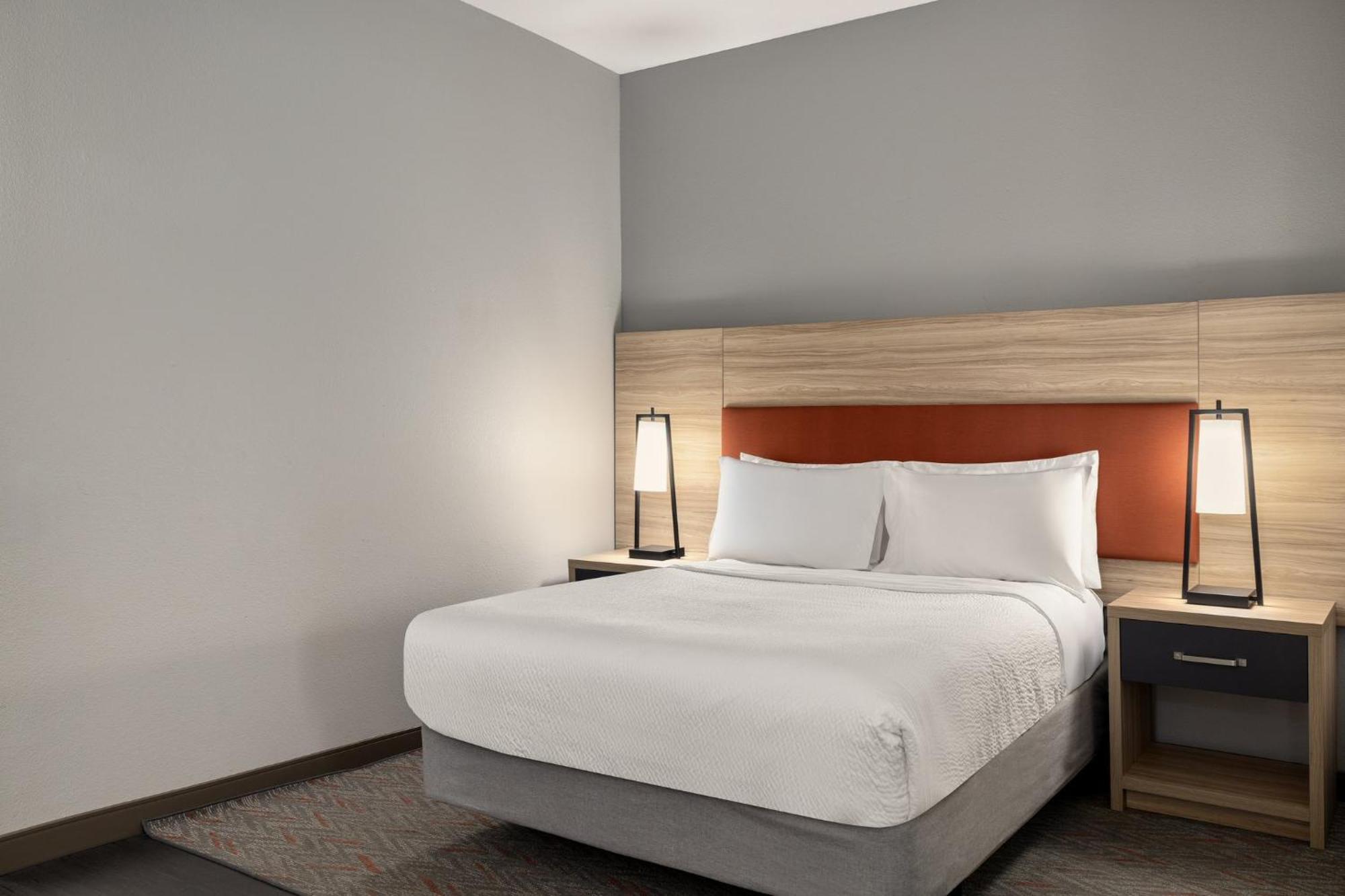 One-Bedroom Queen Suite