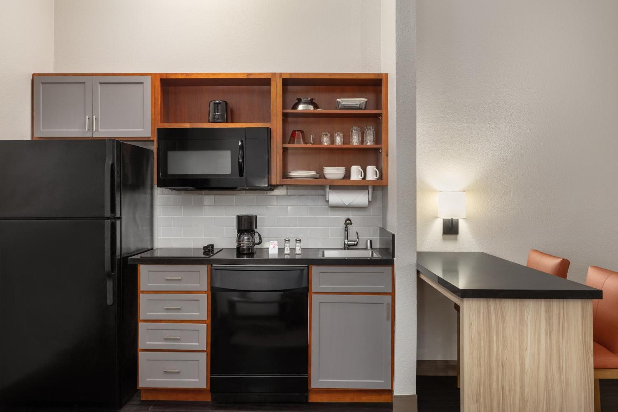 One-Bedroom Queen Suite