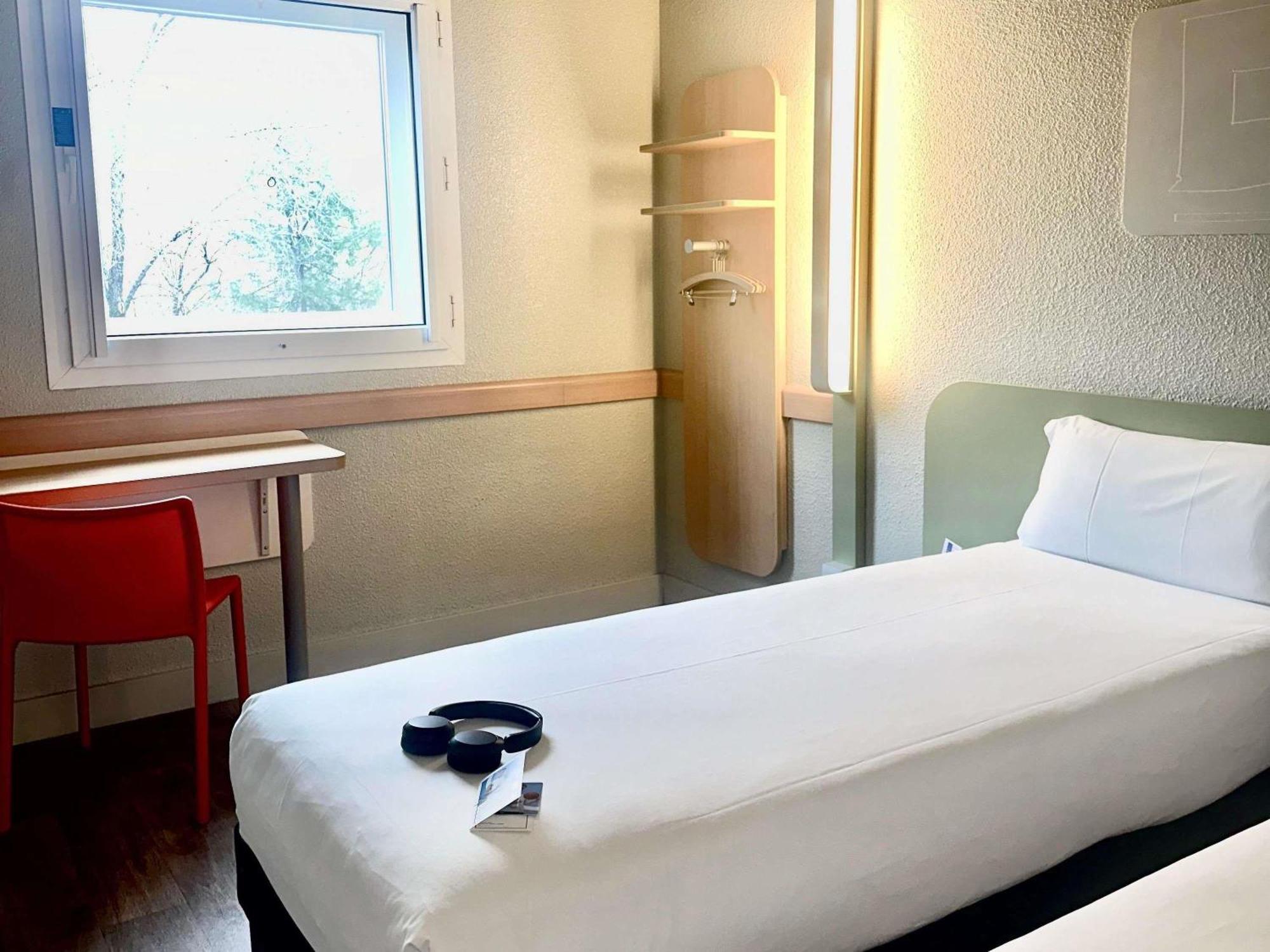 Twin Room,1717045915:JPEG