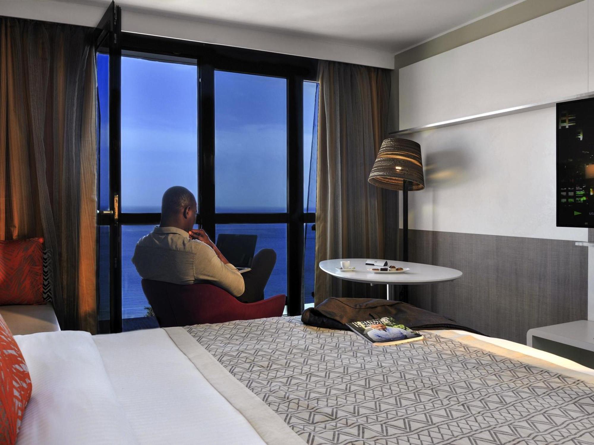 Habitación Doble Superior con cama grande y vistas al mar