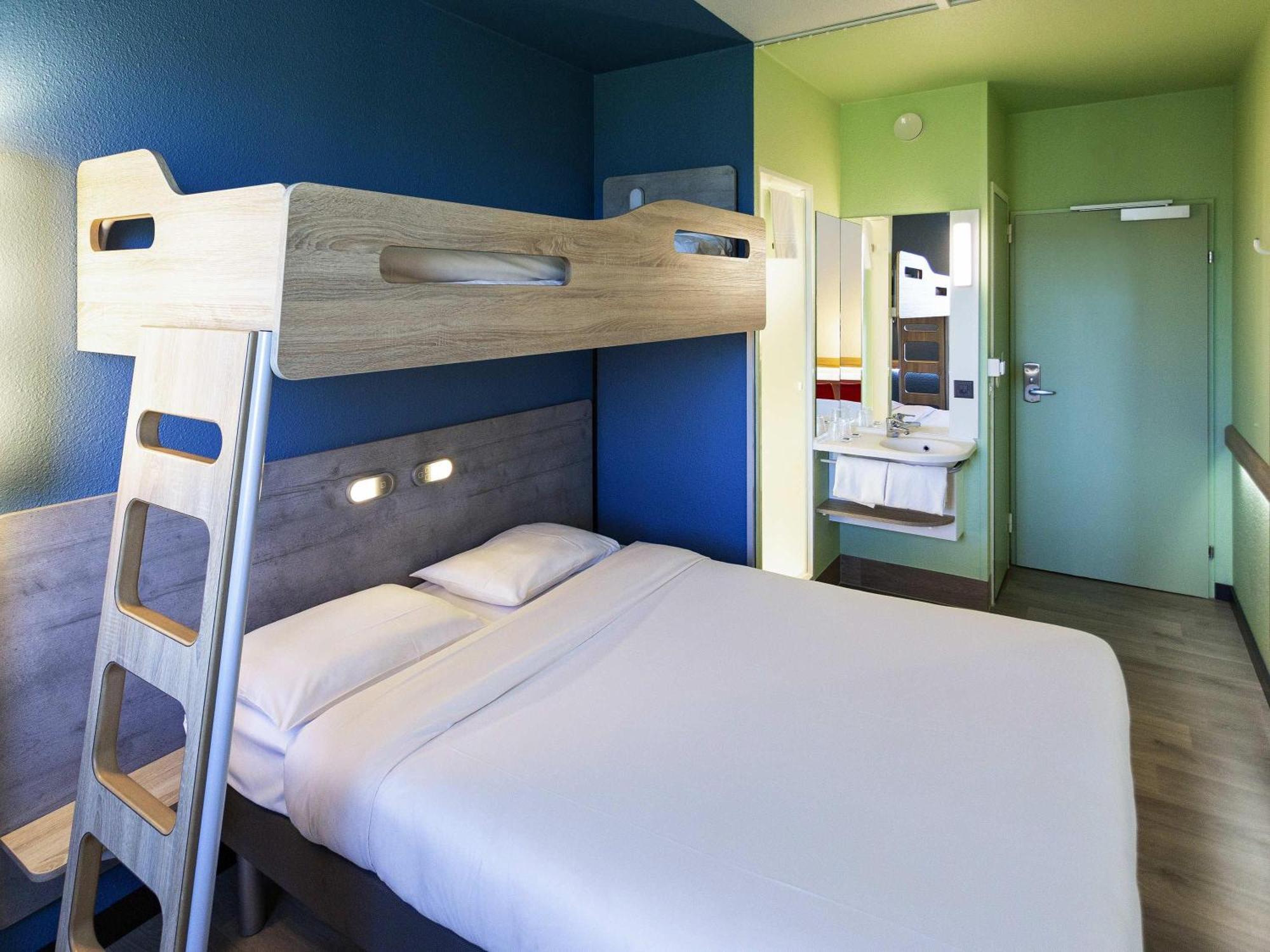 Triple Room One Double Bed One Bunk Bed,1717091442:JPEG