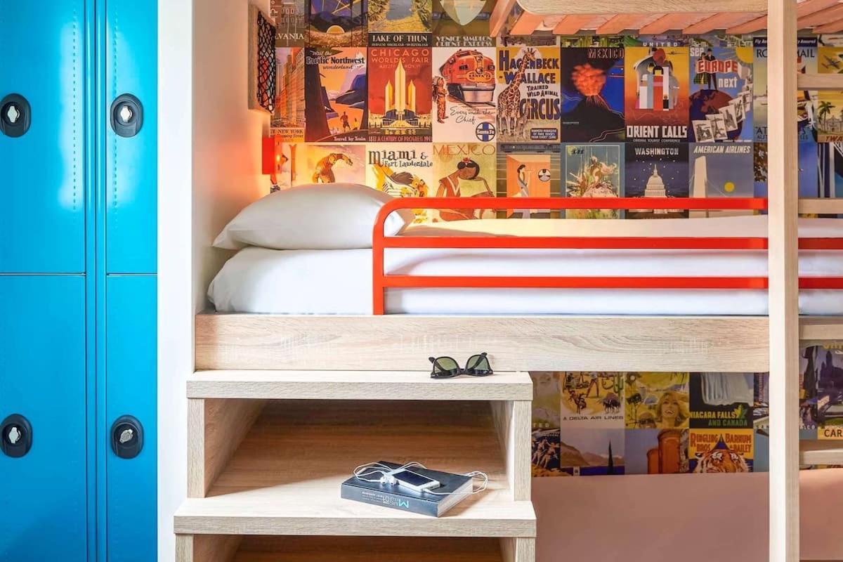 Chambre Break avec 3 Lits Simples Superposés et Salle de Bains Commune