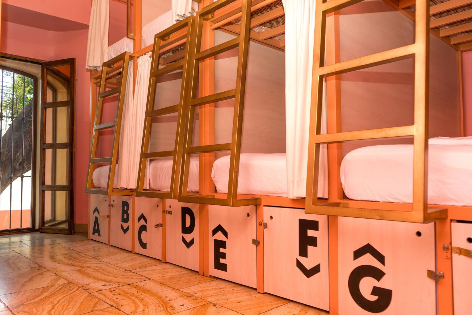 Single Bed 10-Bed Dormitory Room AC